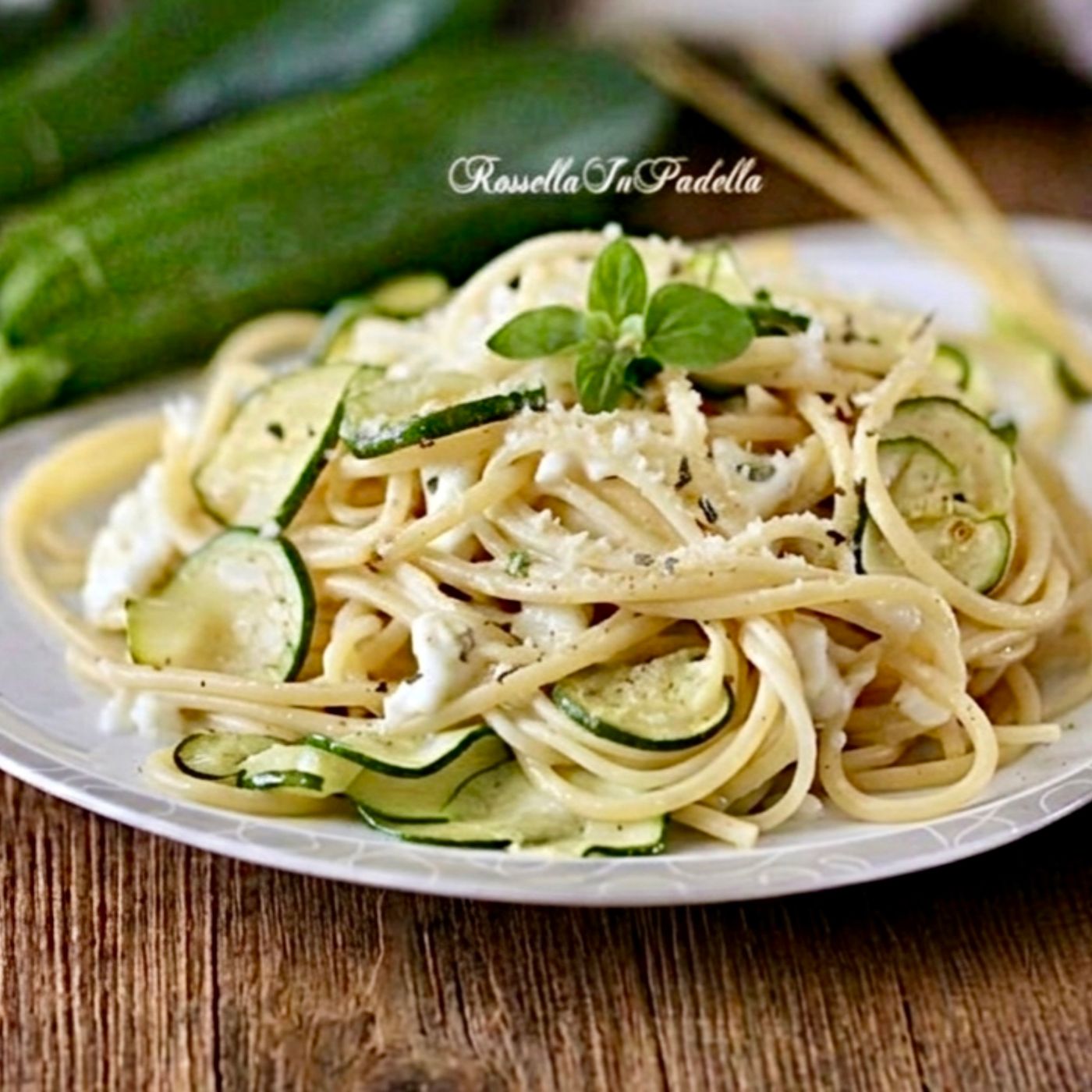Pasta con zucchine e mozzarella
