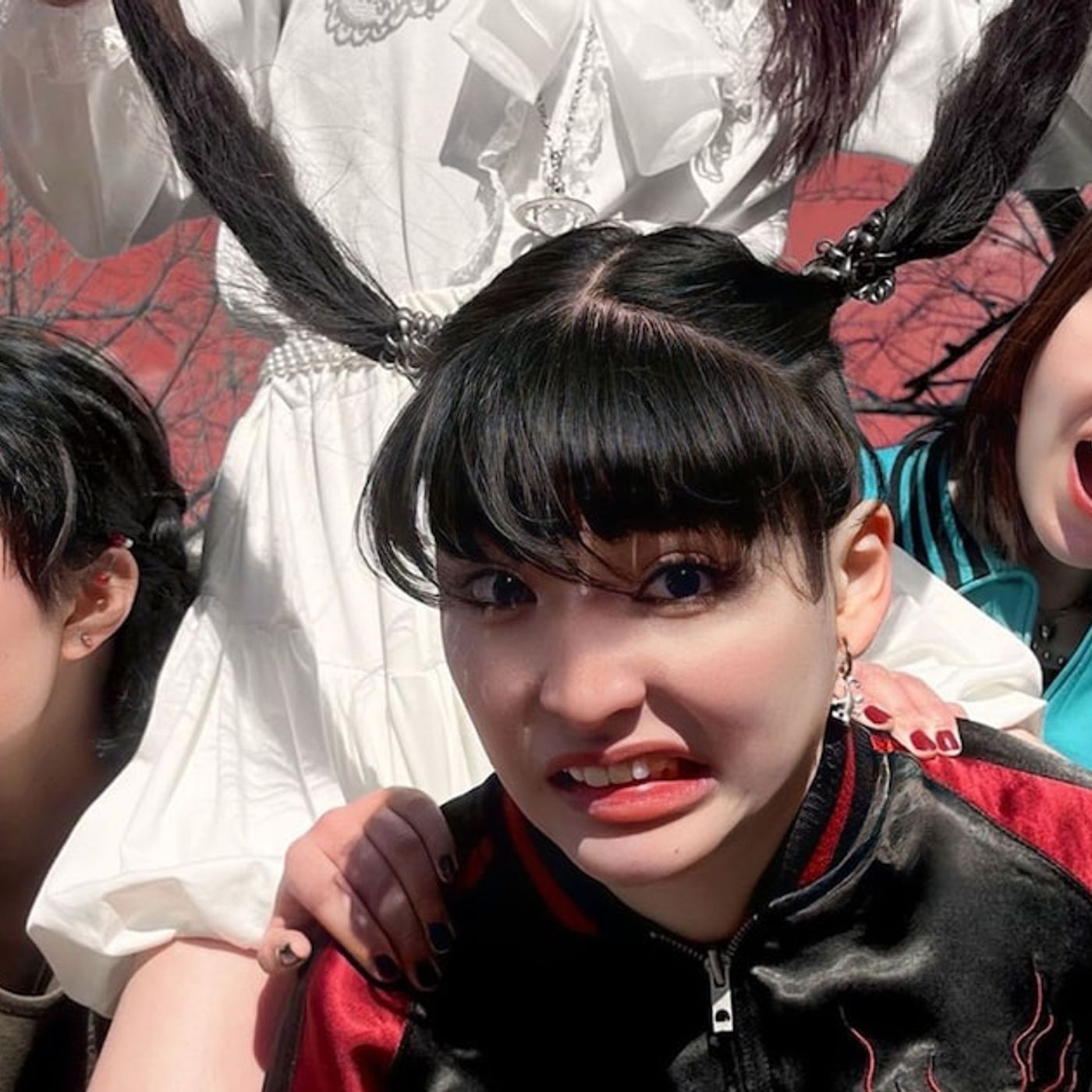 “臭い女4人バンド”人畜乱弾からベーシスト島つくえが脱退、新たなベースかキーボード募集中 - 音楽ナタリー episode artwork