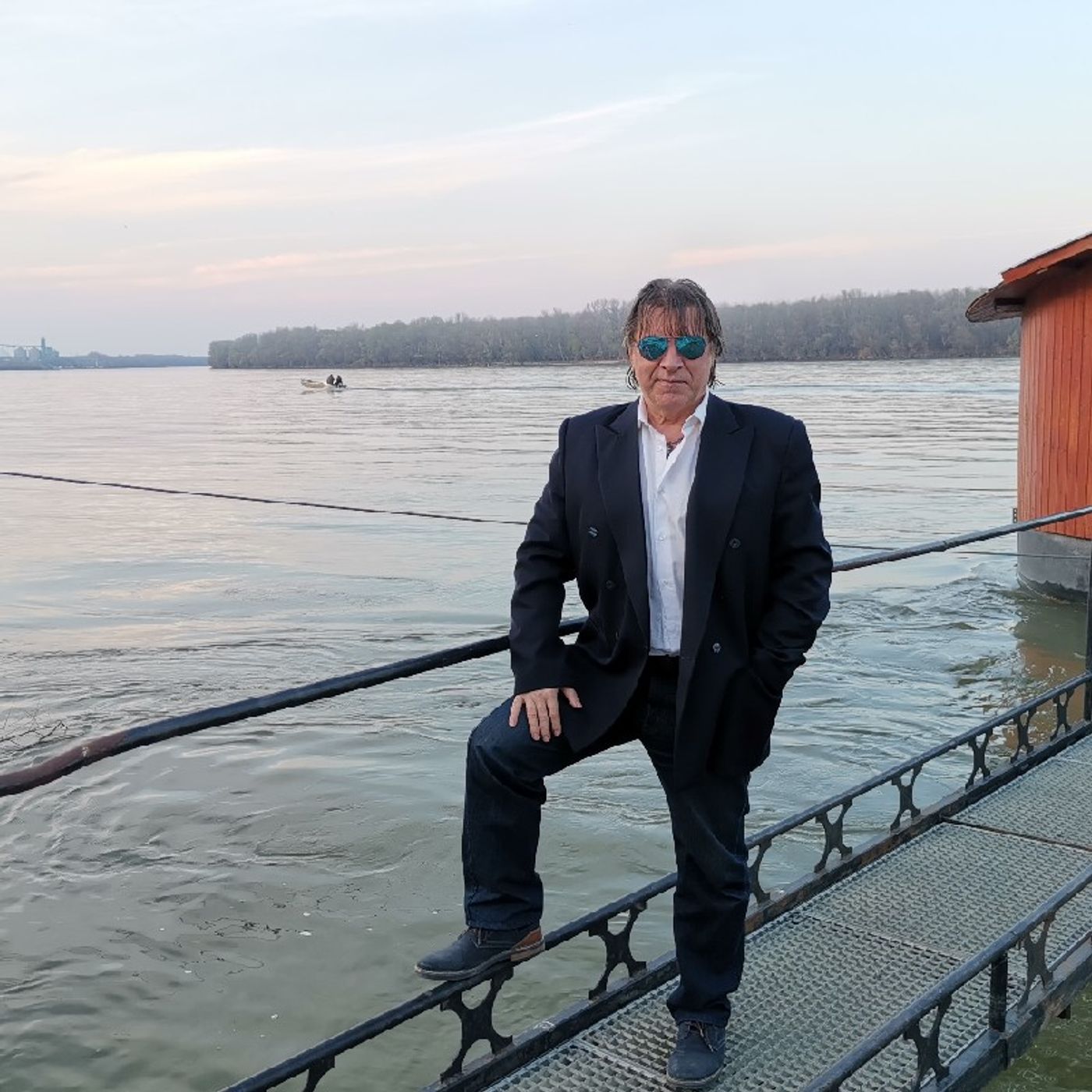 RELAX RADIO  - TUDATOS EMBEREK RÁDIÓJA