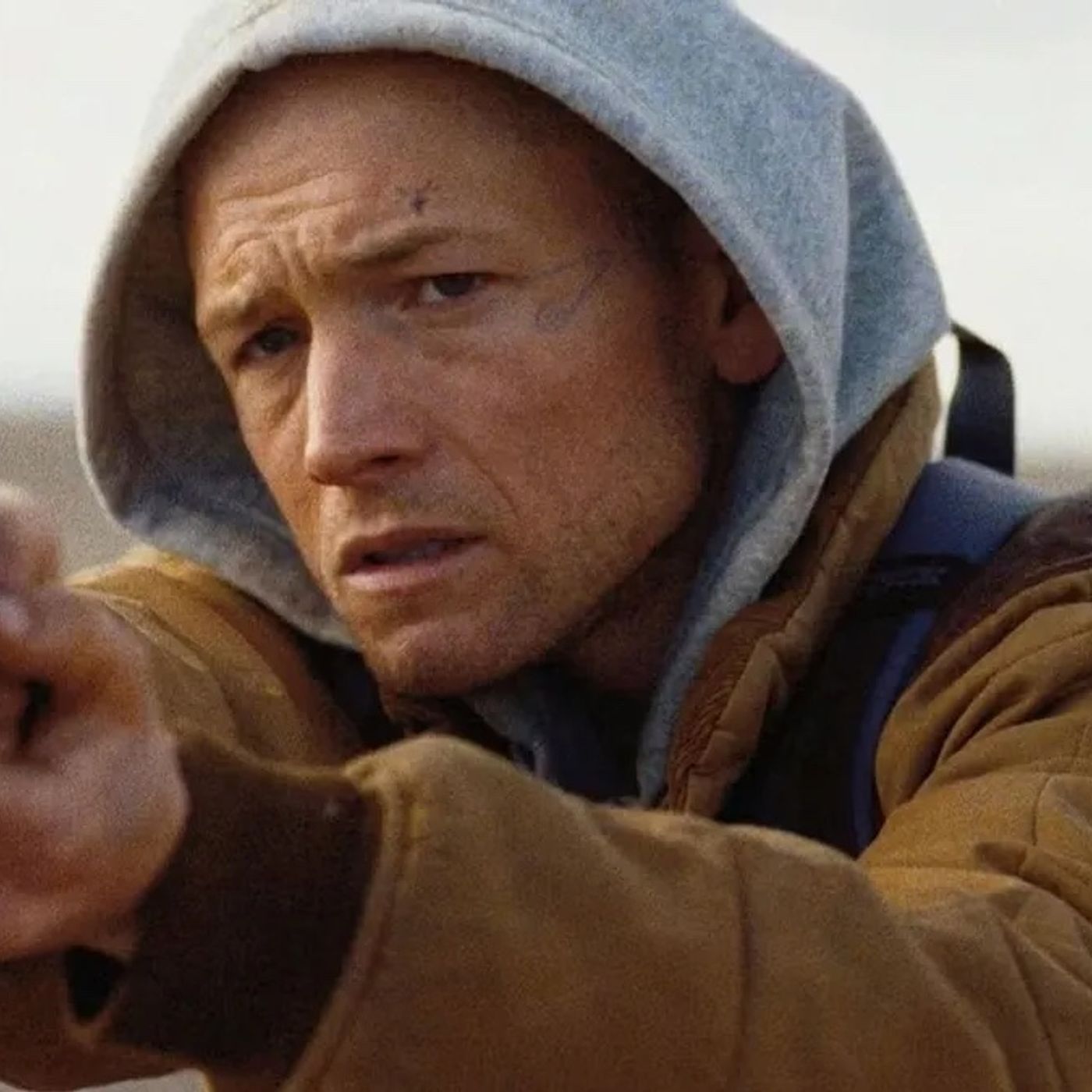 Estrenos en plataformas: La brutal huida de Taron Egerton y la sátira macabra de Movistar Plus