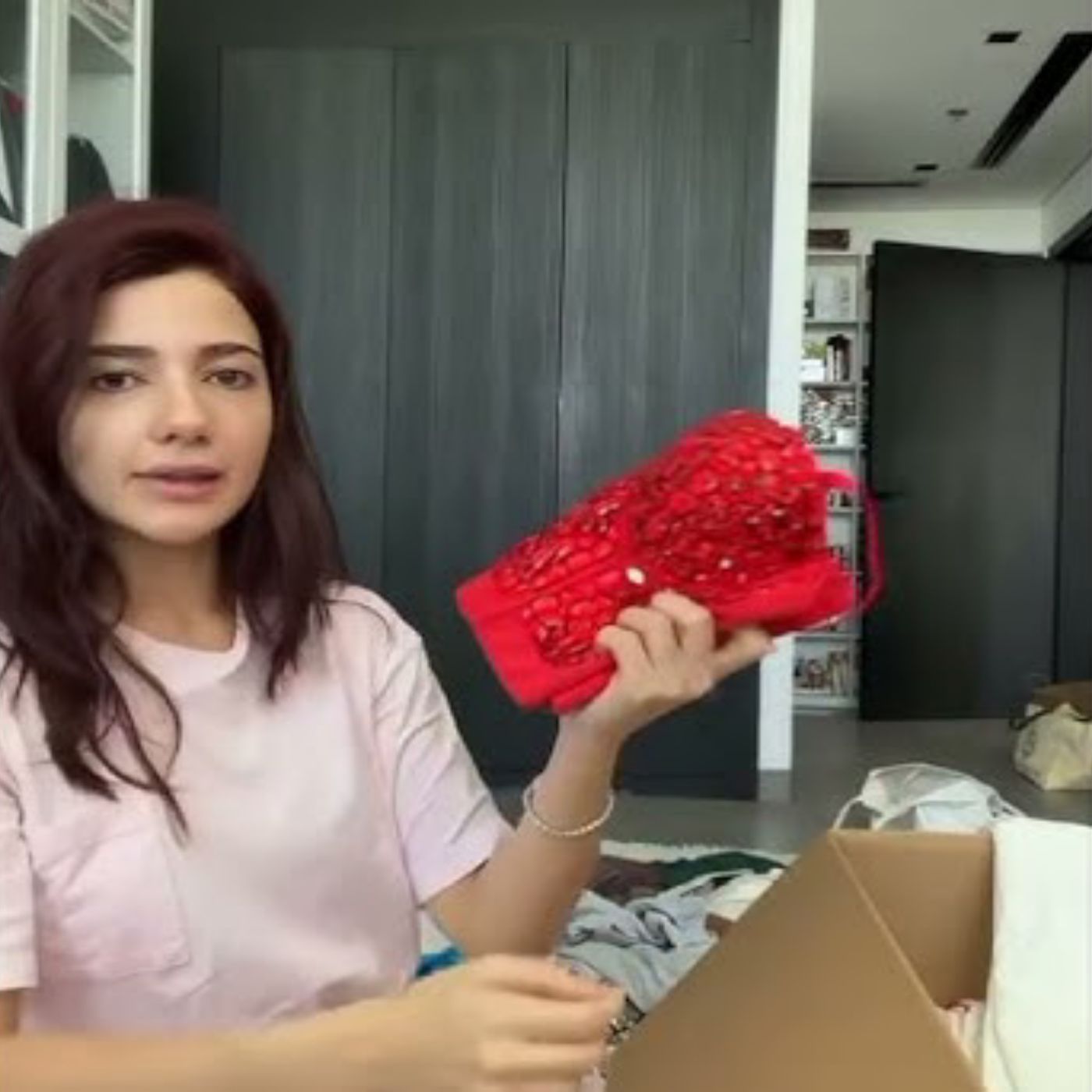 ميرا فهمي تتبرع بملابسها للمحتاجين ❤️👗💗 مبادرة إنسانية مليئة بالح� (1) episode artwork
