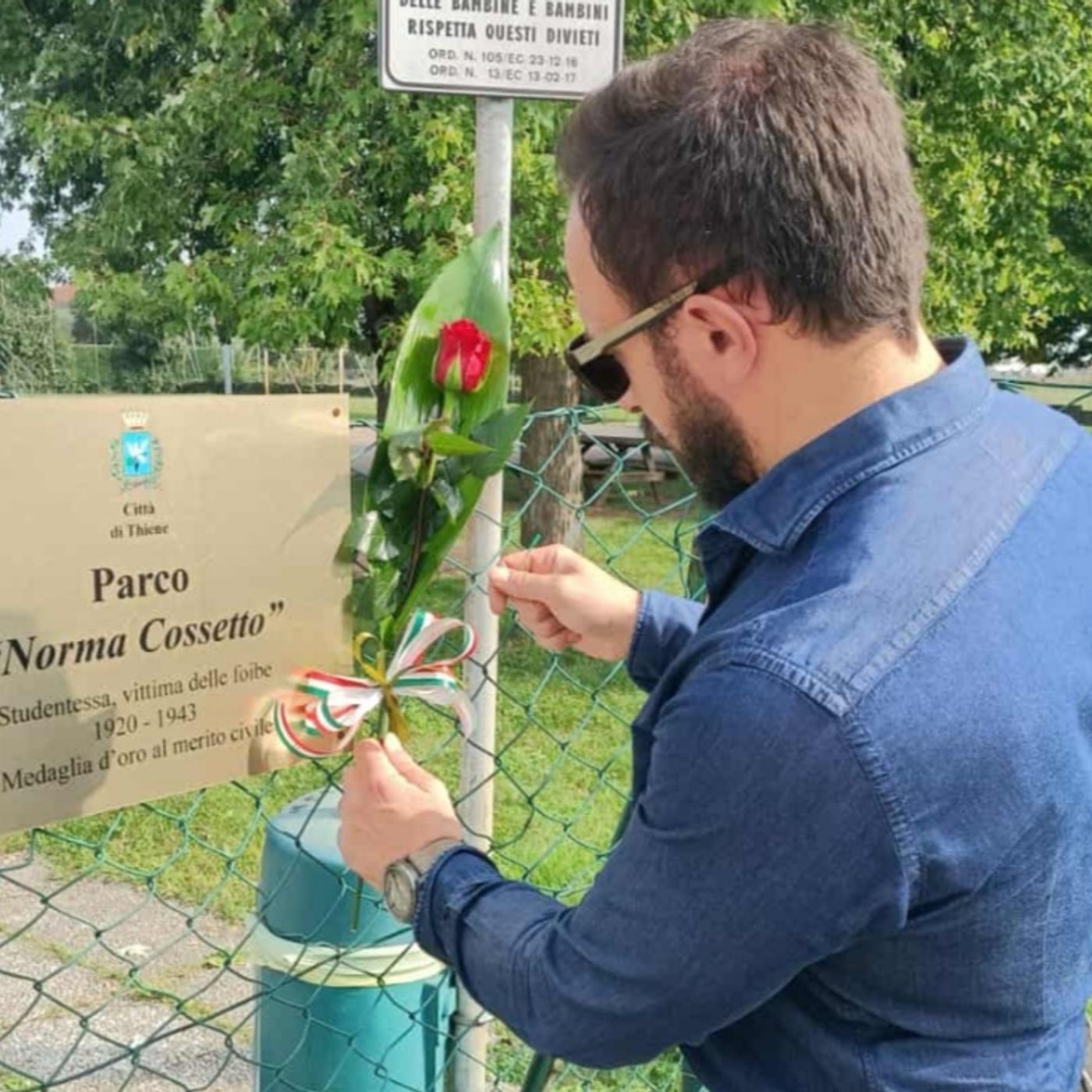 Un fiore in ricordo di Norma Cossetto, giovanissima vittima della violenza titina