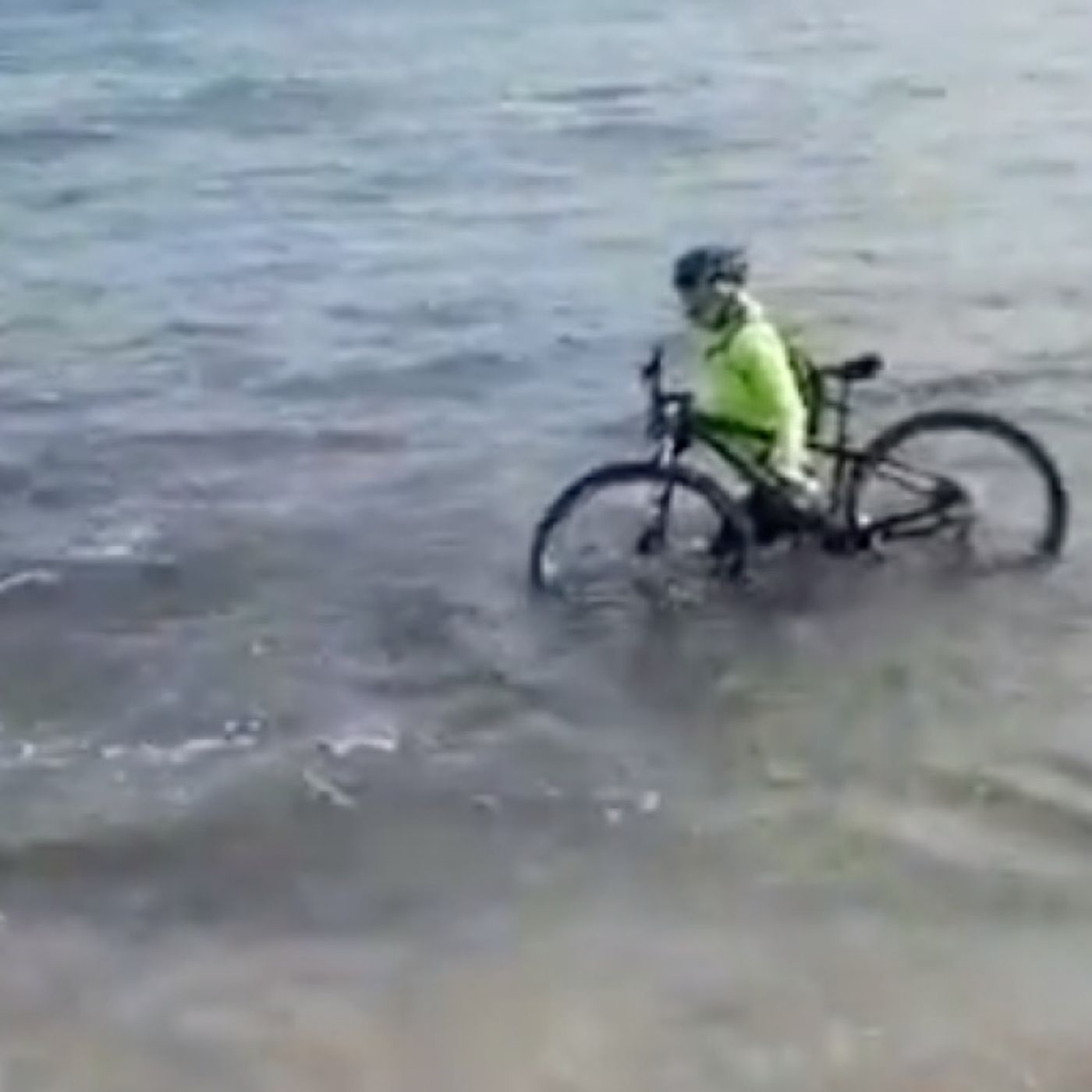 23. Il ciclista in mare