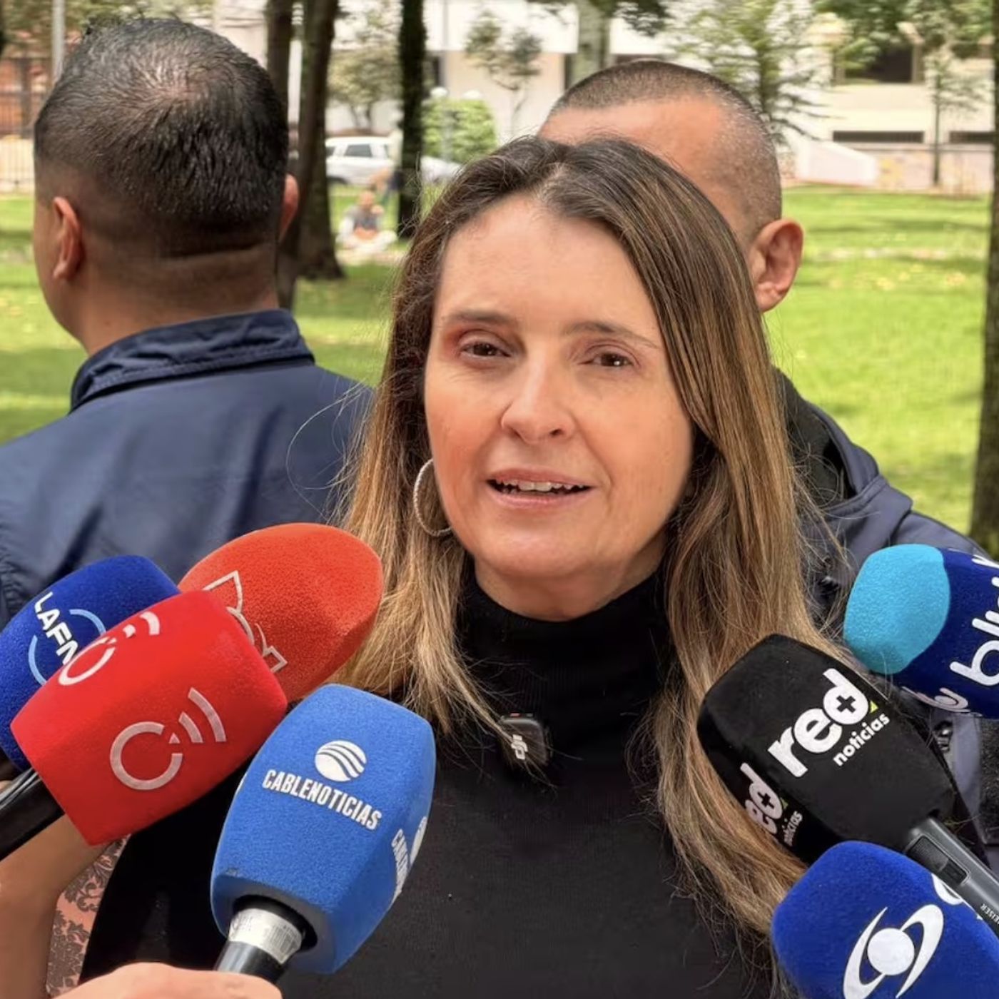 La disputa de la derecha en la primera vuelta: Empate técnico entre Paloma Valencia y Abelardo de la Espriella episode artwork