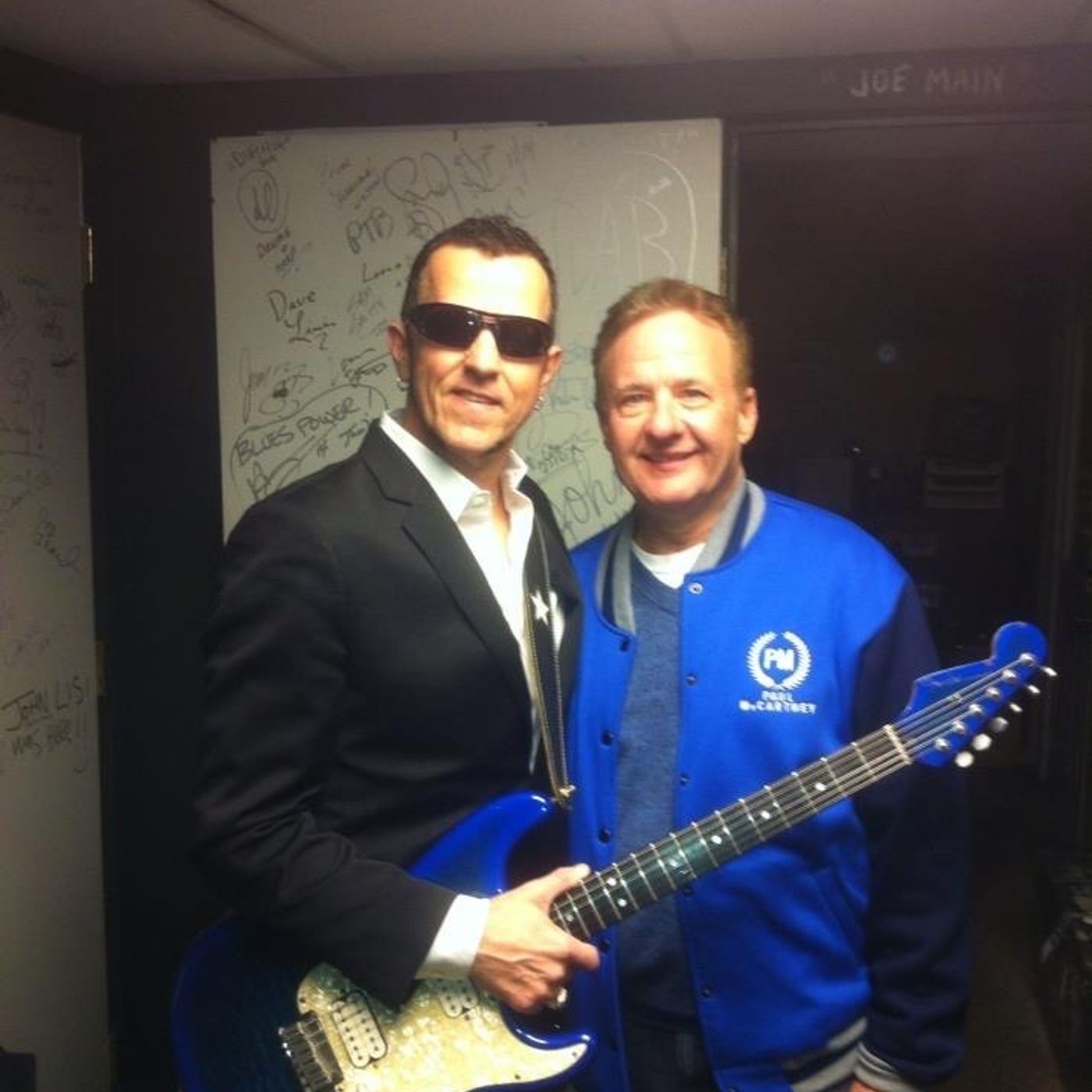 Doug Talks to GARY HOEY about the New Song for Christmas and the upcoming Holiday Tour episode artwork