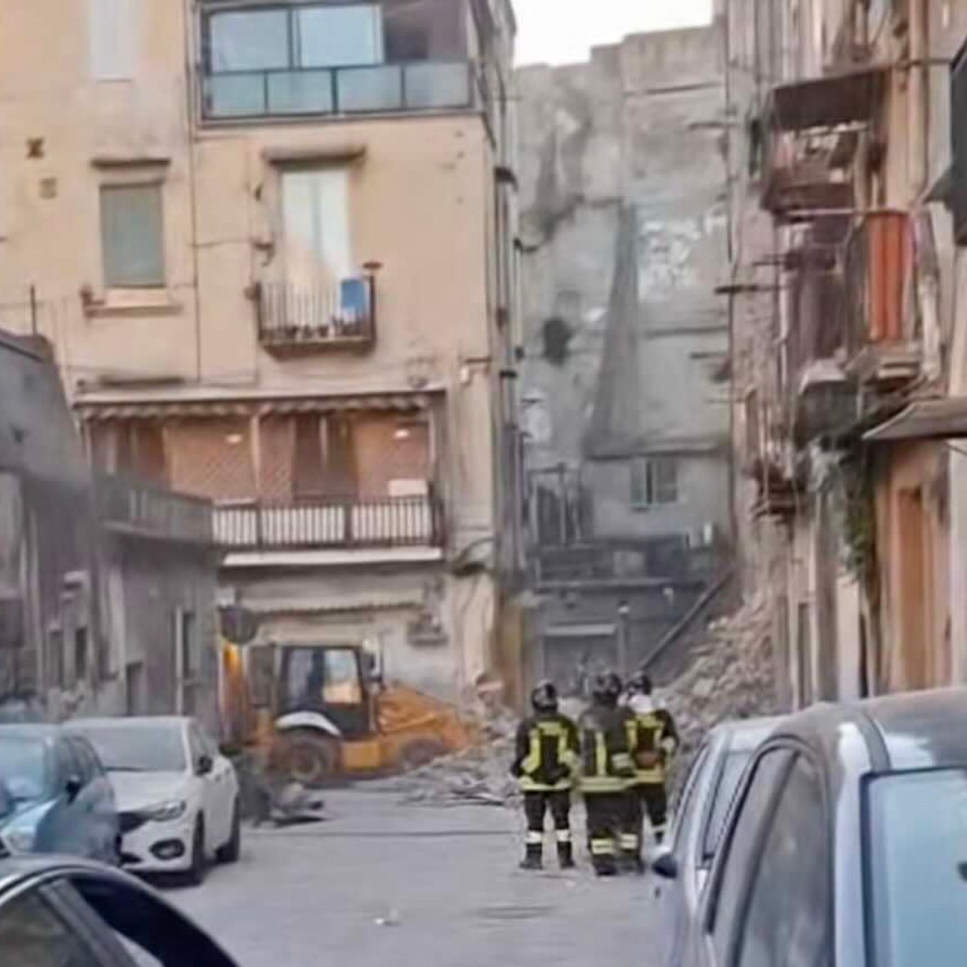 Napoli, crolla palazzo alle spalle di Castel Capuano, ricerche tra le macerie episode artwork