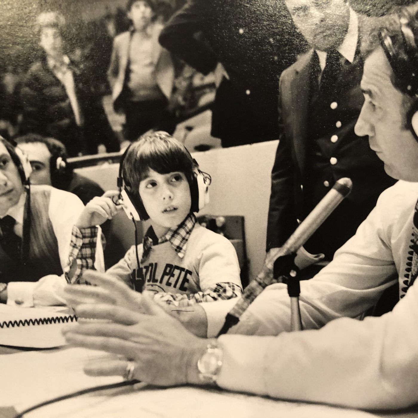 Veteran play-by-play announcer Kenny Albert talks about his new book celebrating 30 years in sports broadcasting episode artwork