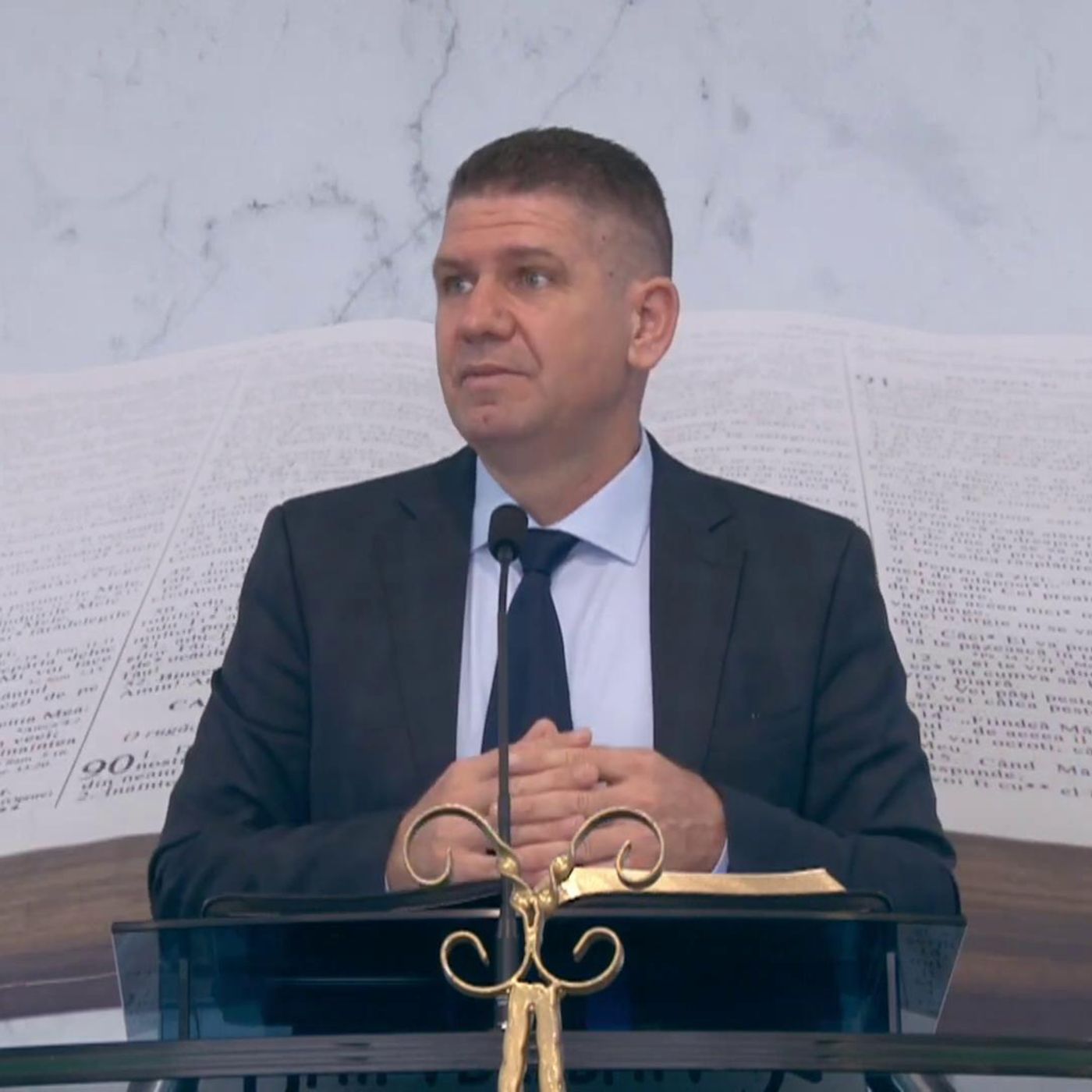 Credința care privește dincolo - Marius Livanu