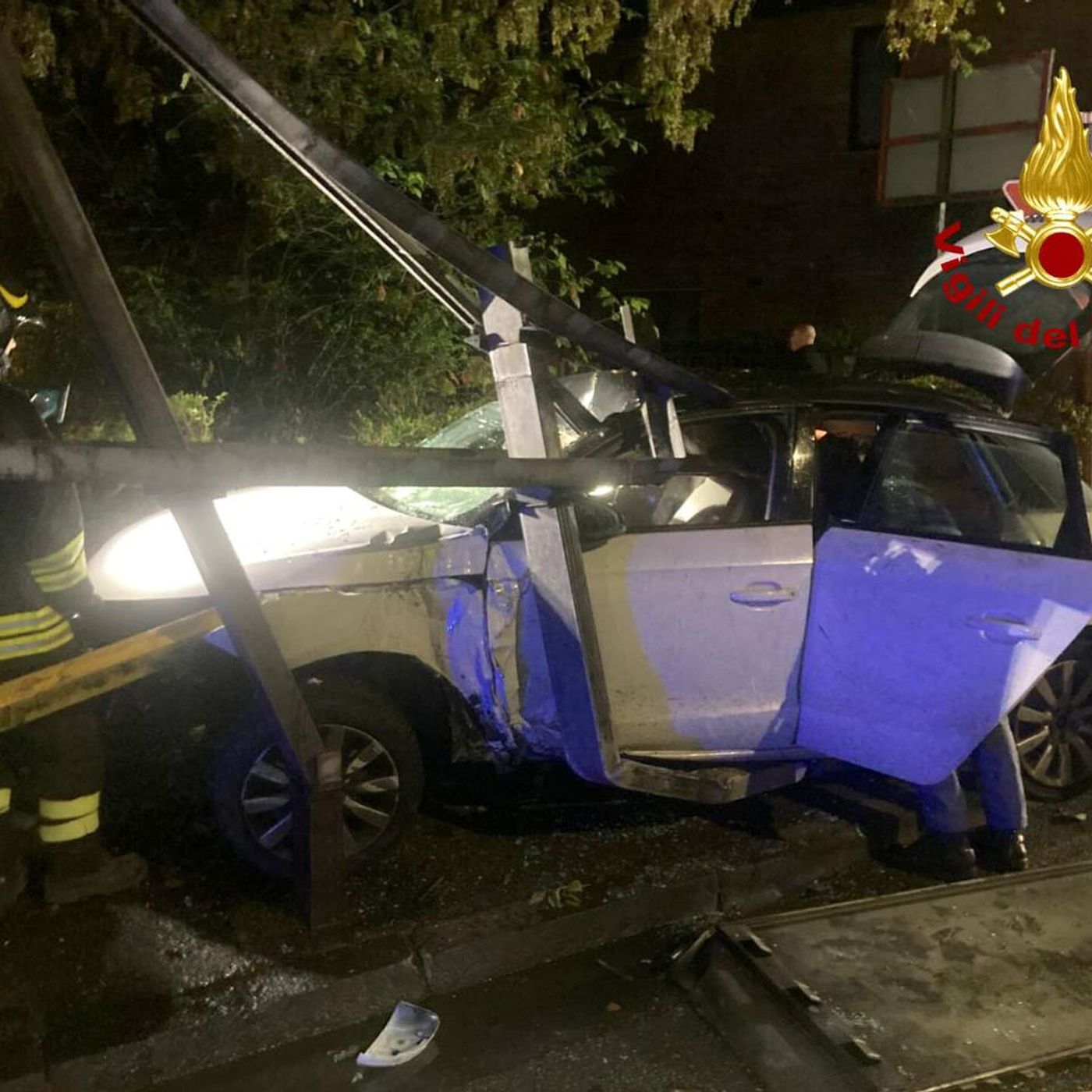 Auto si schianta al Villaggio del Sole: tre feriti episode artwork