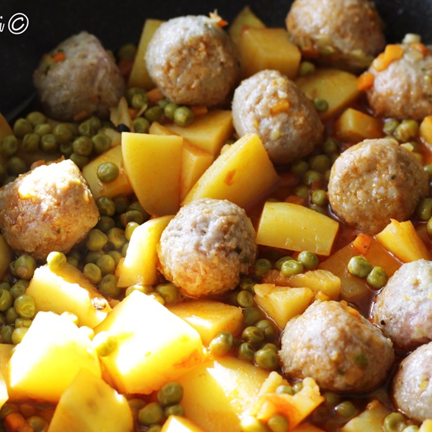 Polpette con  patate e piselli in padella