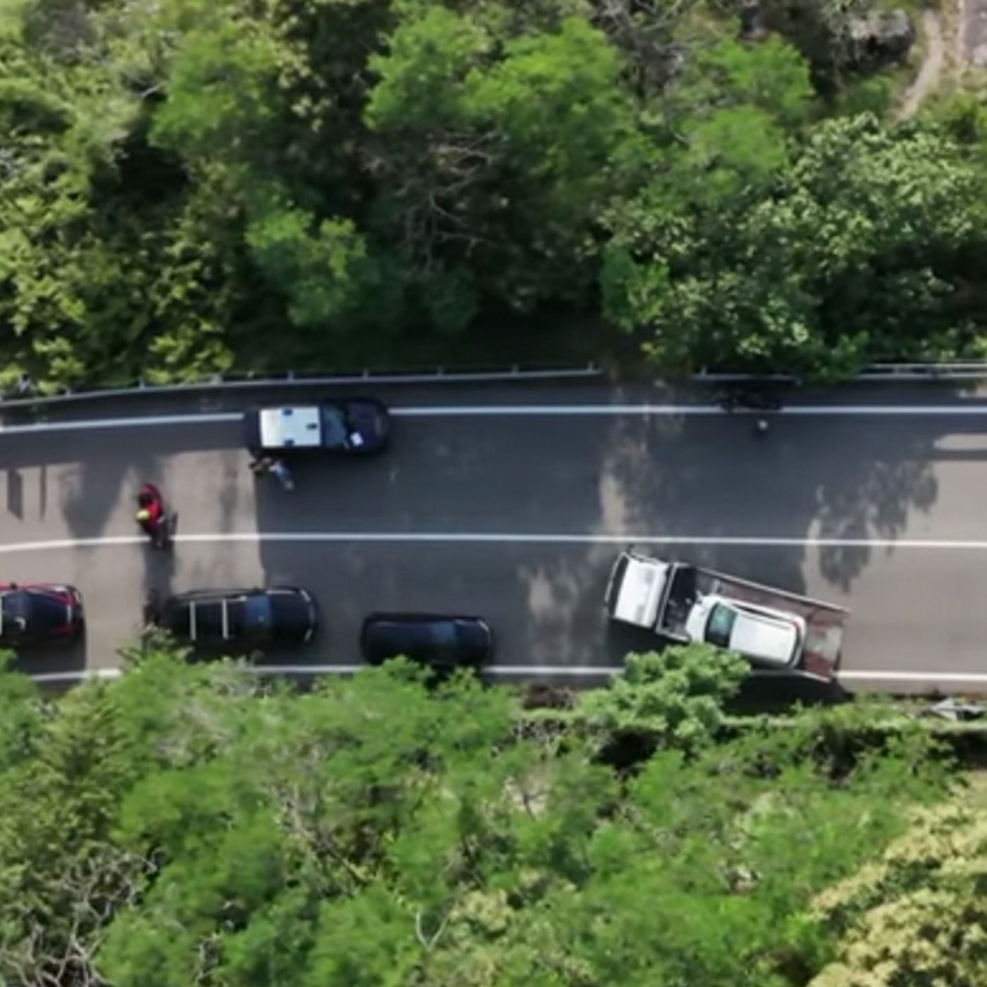 Varesotto, auto travolge 5 giovani pedoni: morta una 17enne, 4 feriti episode artwork