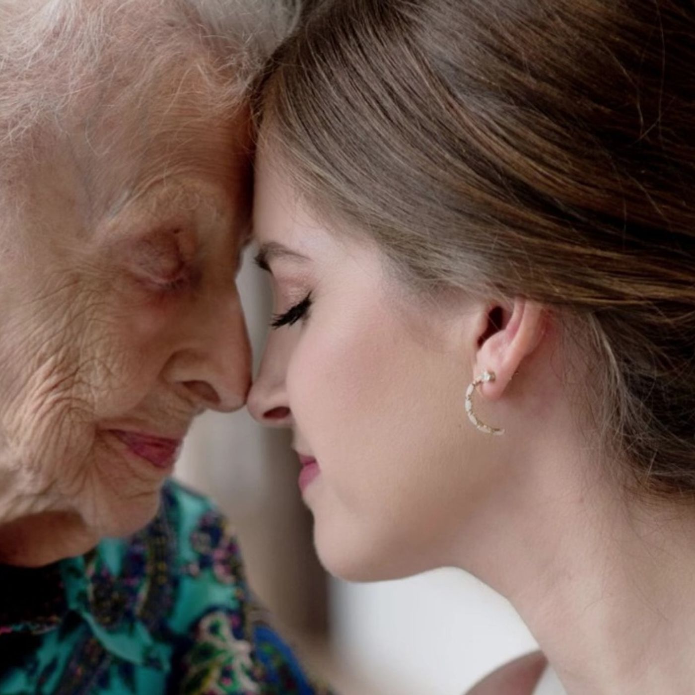 La foto viral de Tara y su abuela / Reflexiones Cristianas episode artwork
