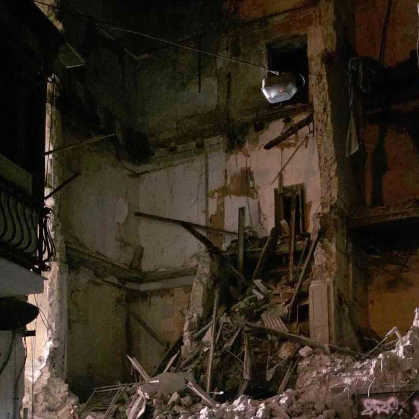 Napoli, 50 sfollati per il crollo annunciato di Porta Capuana episode artwork