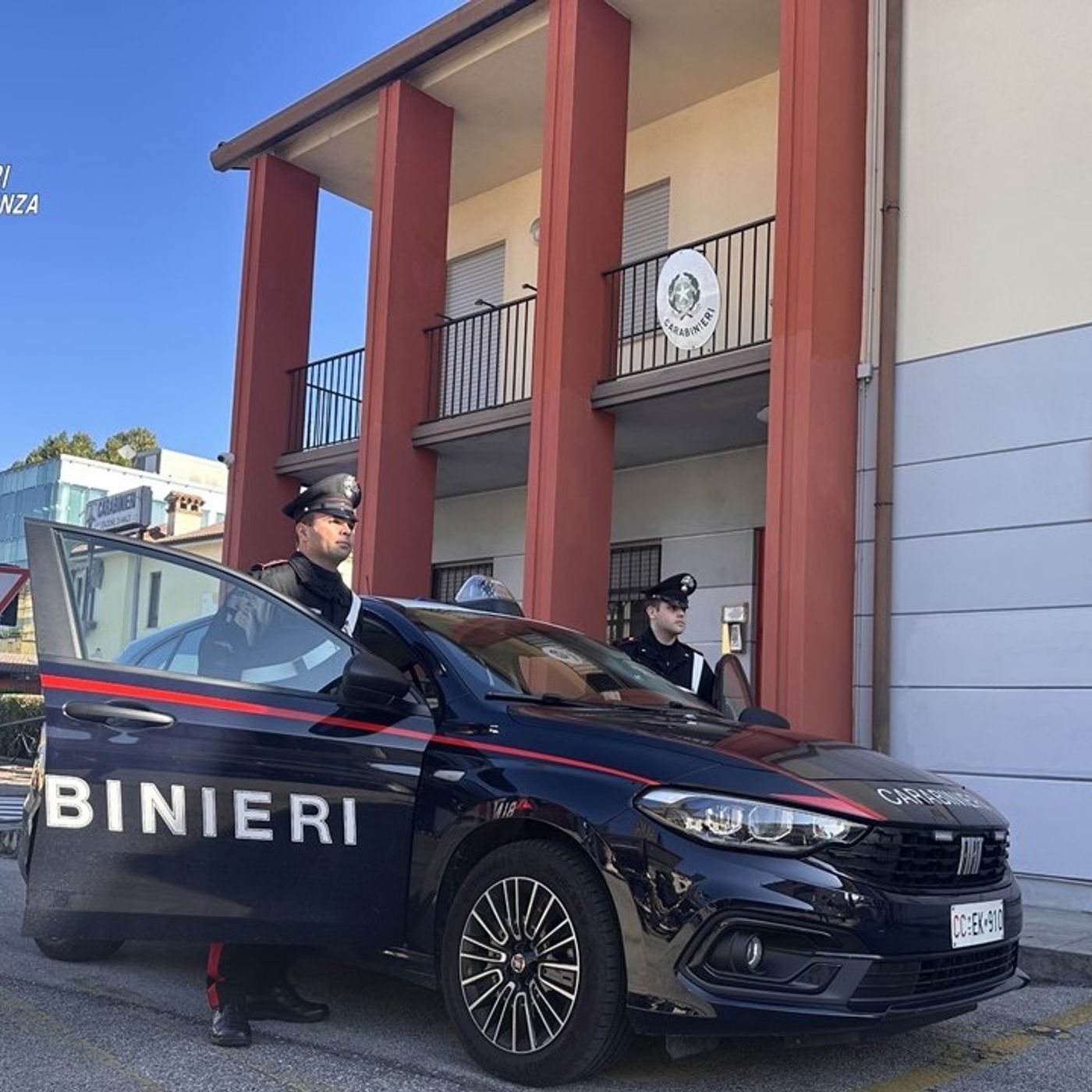 Pizzicato con l’hashish sull’auto rubata: denunciato un minorenne