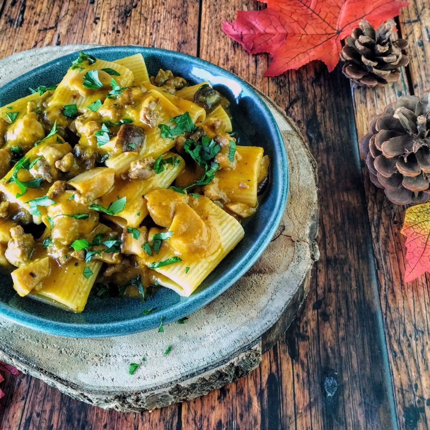 Paccheri con funghi salsiccia e zucca: un primo autunnale ricco e gustoso episode artwork