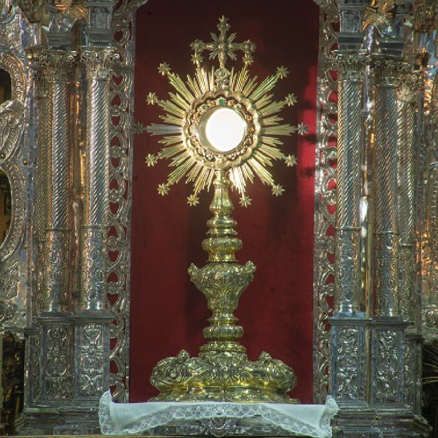 La Reflexión del Día "Reparar de corazón a Jesús Eucaristía en este primer jueves" episode artwork