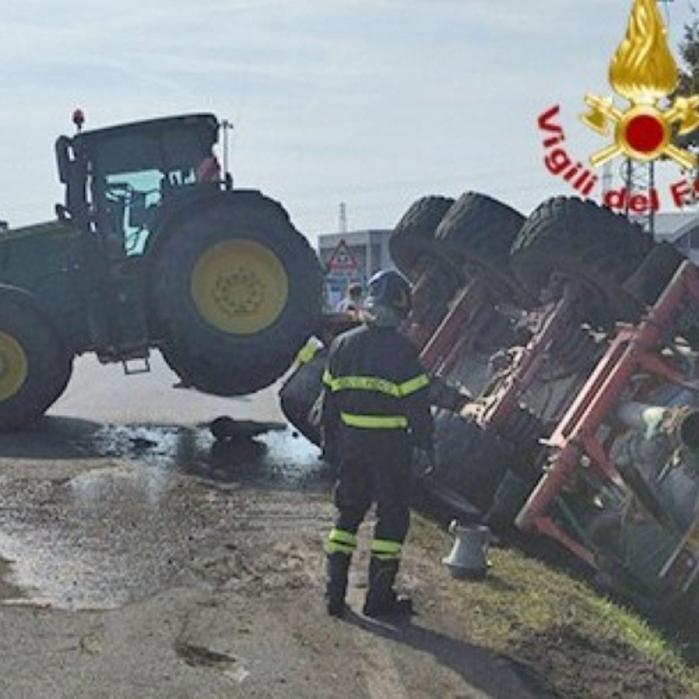Il trattore si ribalta, liquami lungo la carreggiata. Intervengono i pompieri