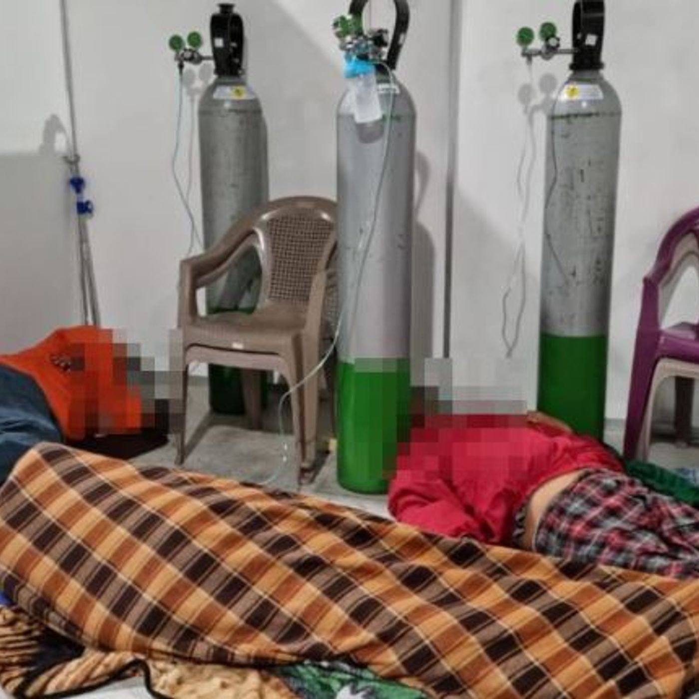 Tirados en el suelo: Pacientes con coronavirus esperan una cama en el Hospital Temporal del Parque de la Industria episode artwork