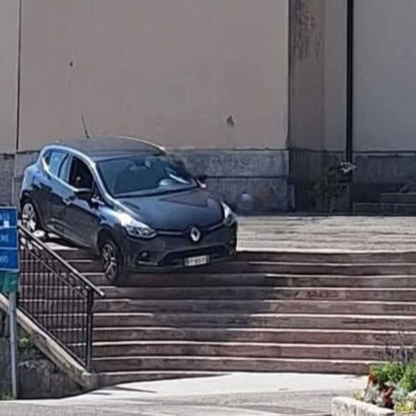 Con l’auto sulla gradinata della chiesa: “Mi sono fidata del navigatore” episode artwork