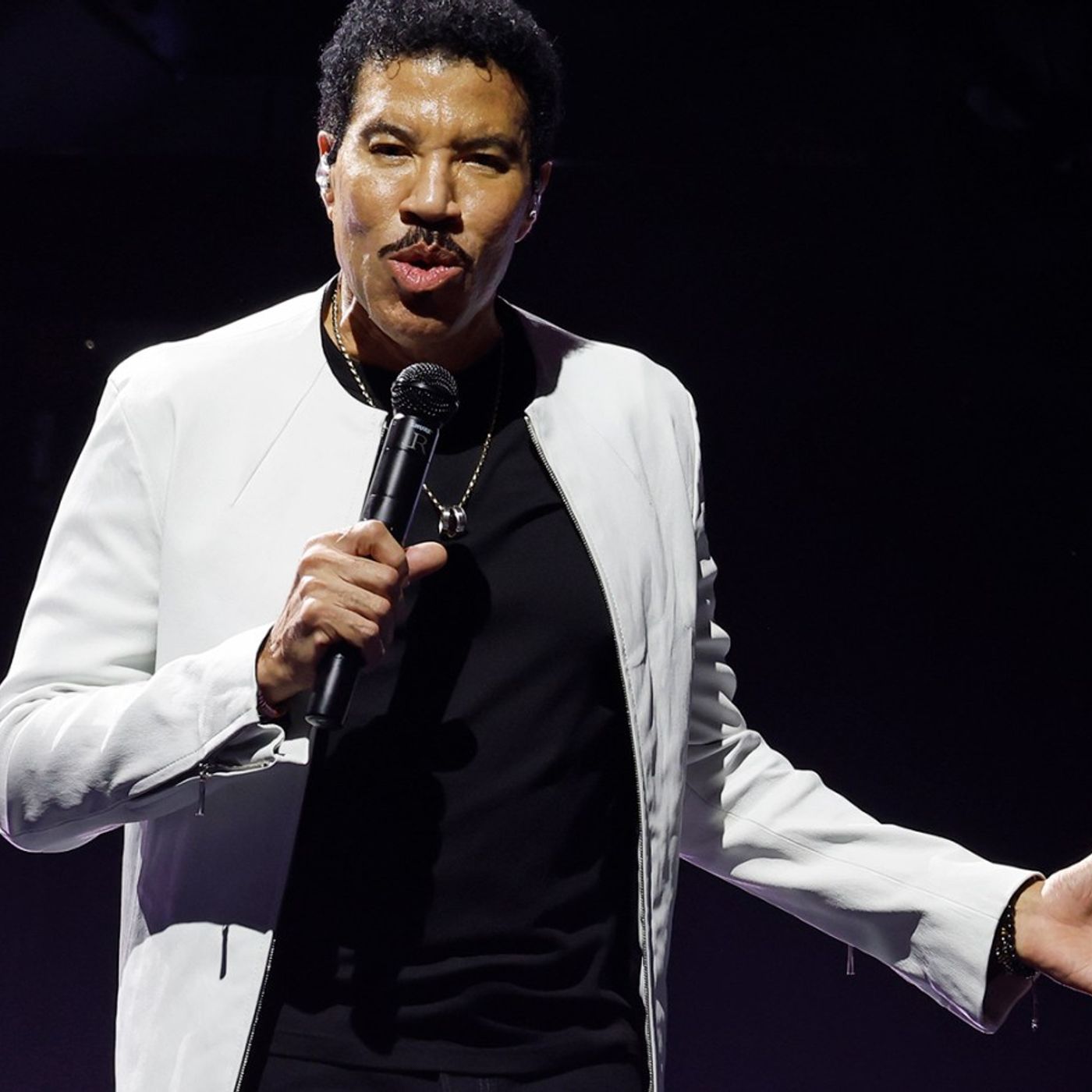 Lionel Richie Postpones Concerts Following Doctors’ Advice episode artwork