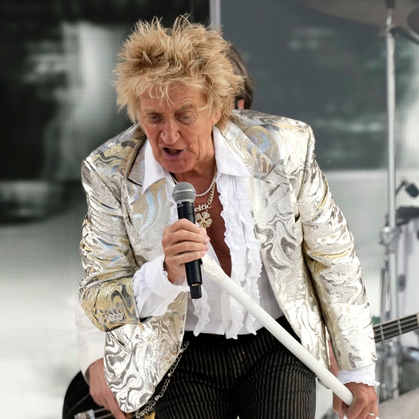 Rod Stewart jokes with crowd after nearly fainting onstage: “Would you mind if I sat down for this one?” episode artwork