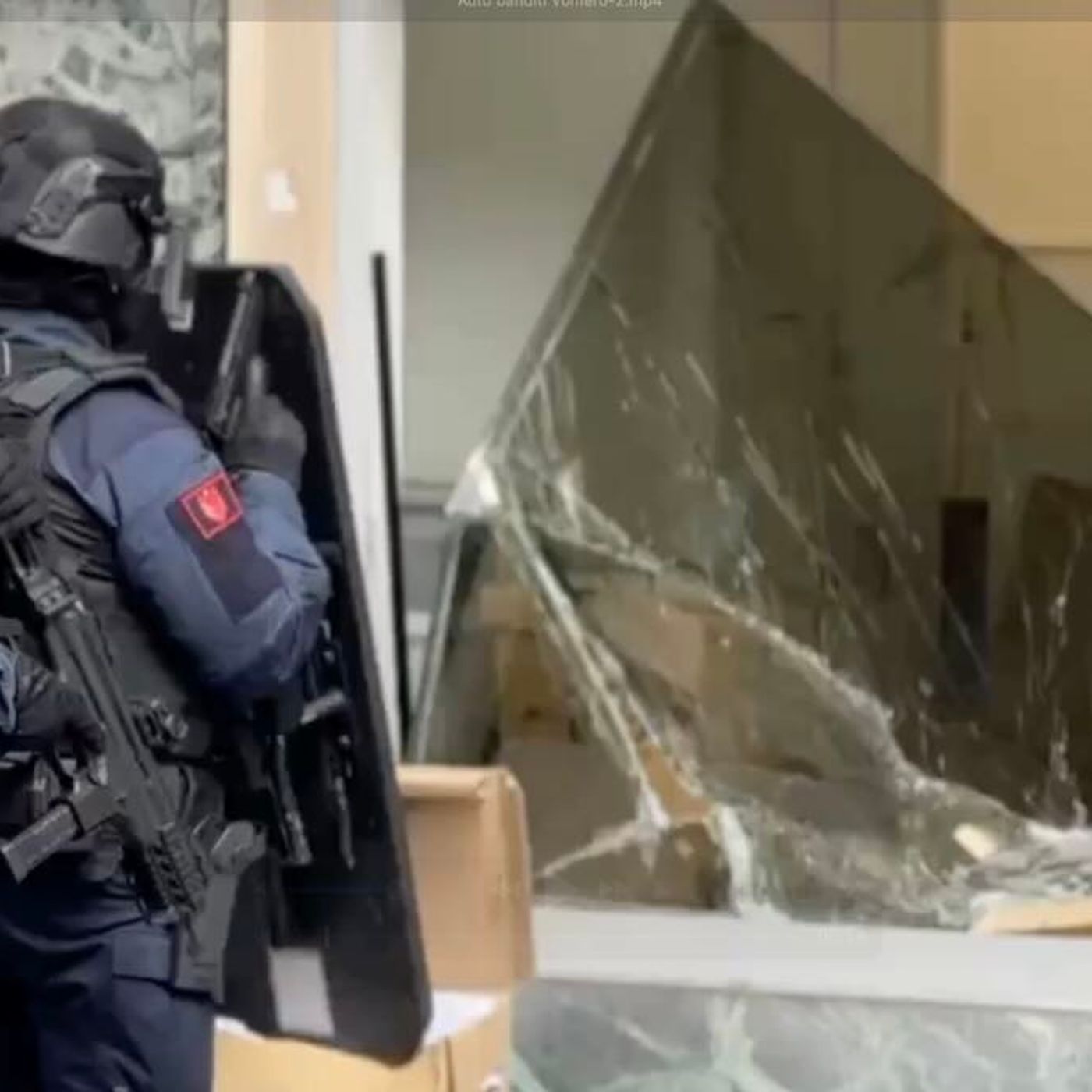 Napoli, liberati 25 ostaggi, i 3 rapinatori potrebbero essere fuggiti dal sottosuolo. Atteso il blitz dei GIS episode artwork