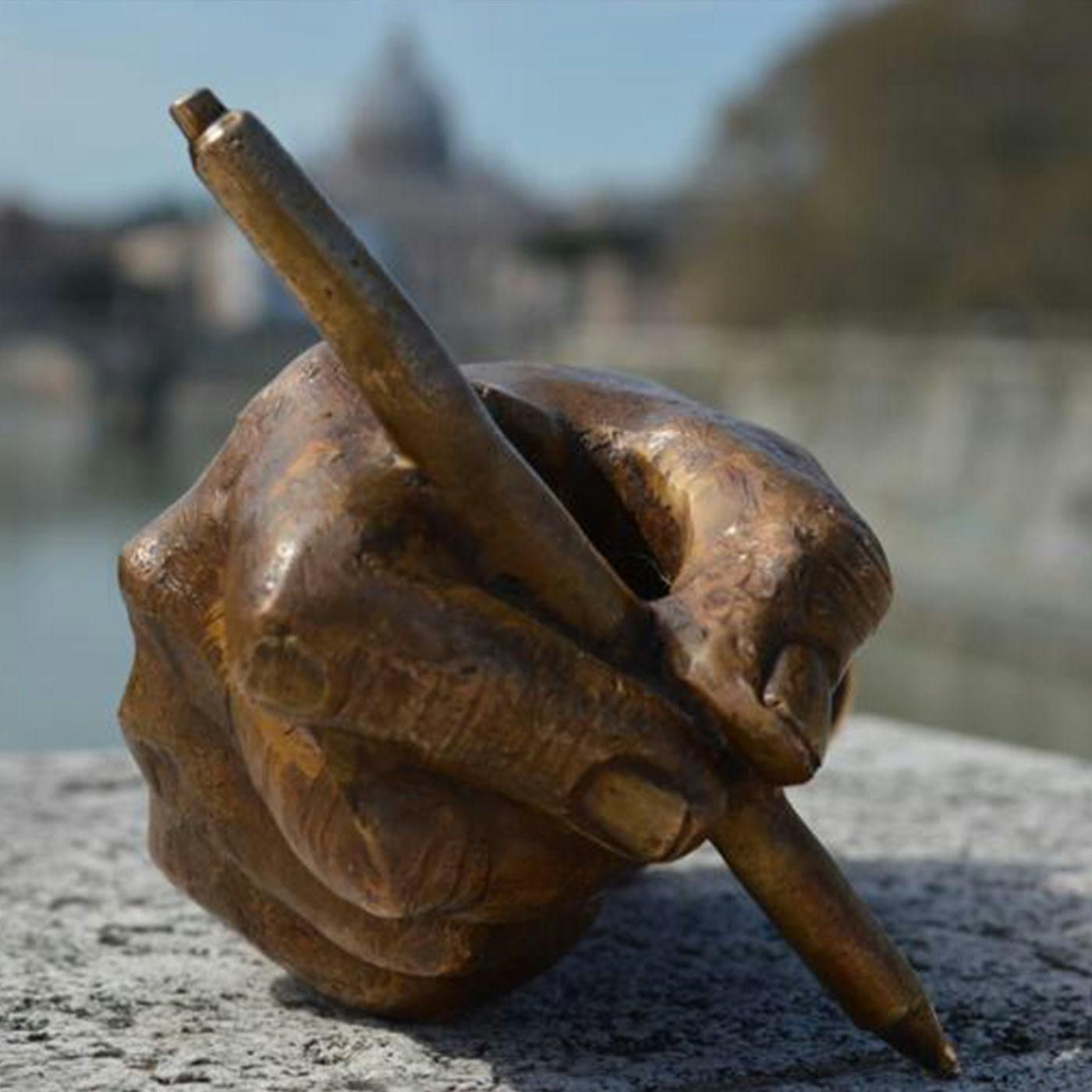 "La mano che scriveva musica", il calco del Maestro (di Tiziana Torrisi) episode artwork