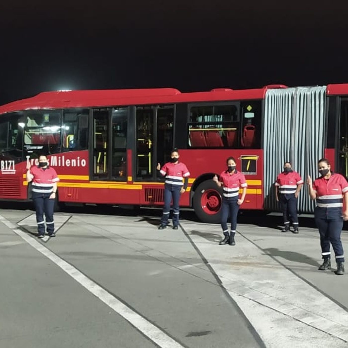 Madres de día, lavadoras de buses en las noches: las dos vidas de las aseadoras de Transmilenio episode artwork