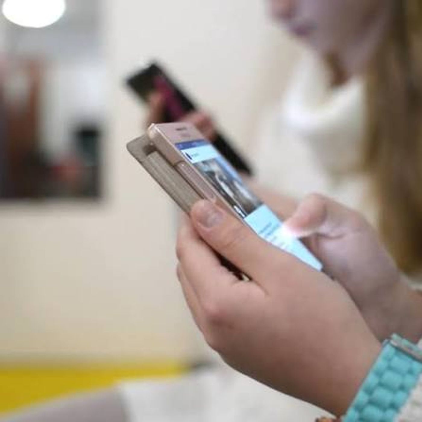 Phone addiction spotlight - New research on excessive screen use episode artwork