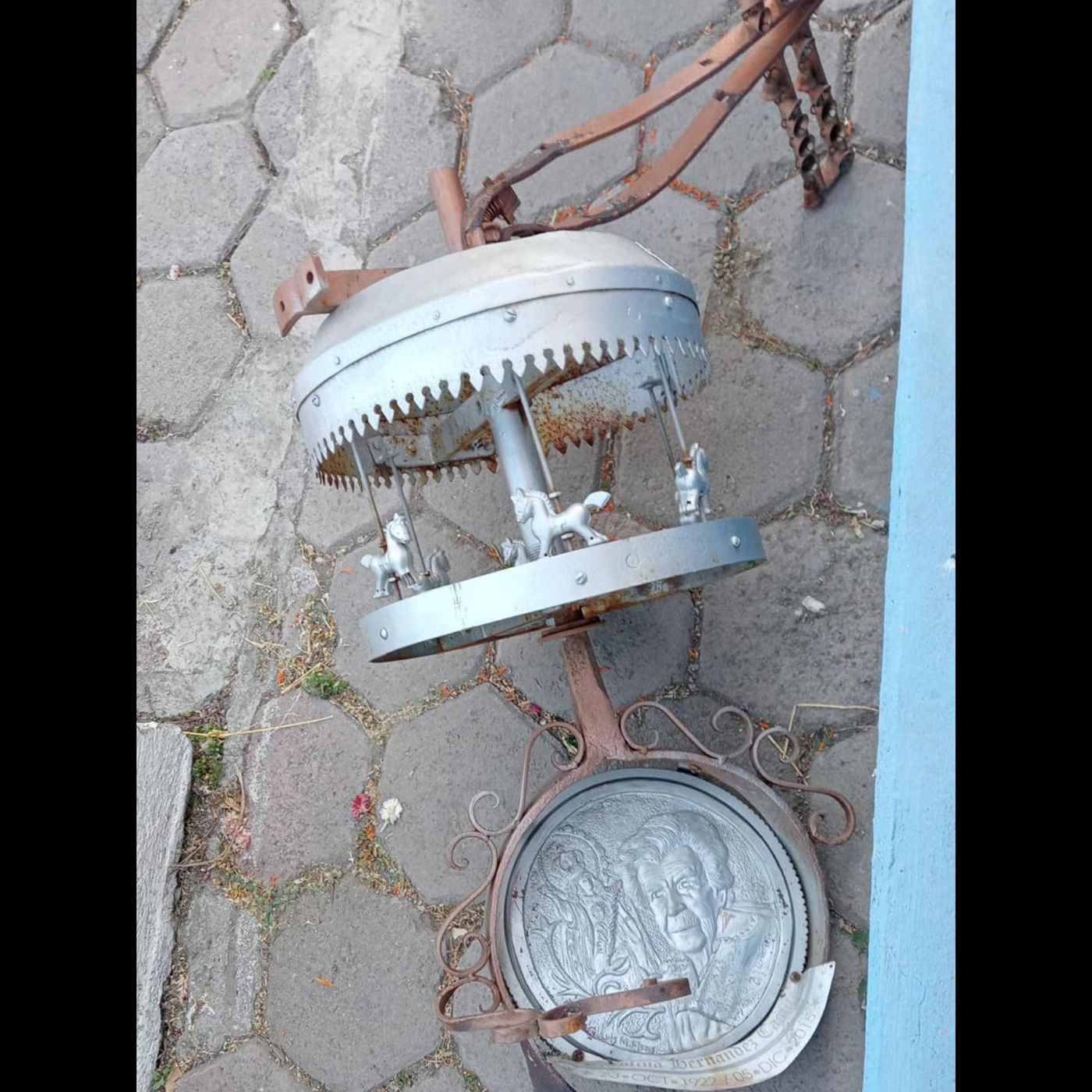 HUAMANTLA: DESTRUYEN Y ROBAN CRUCES ARTÍSTICAS EN EL PANTEÓN MUNICIPAL; UNA PROFANACIÓN QUE INDIGNA A LA COMUNIDAD 😡🕯️⚰️ episode artwork