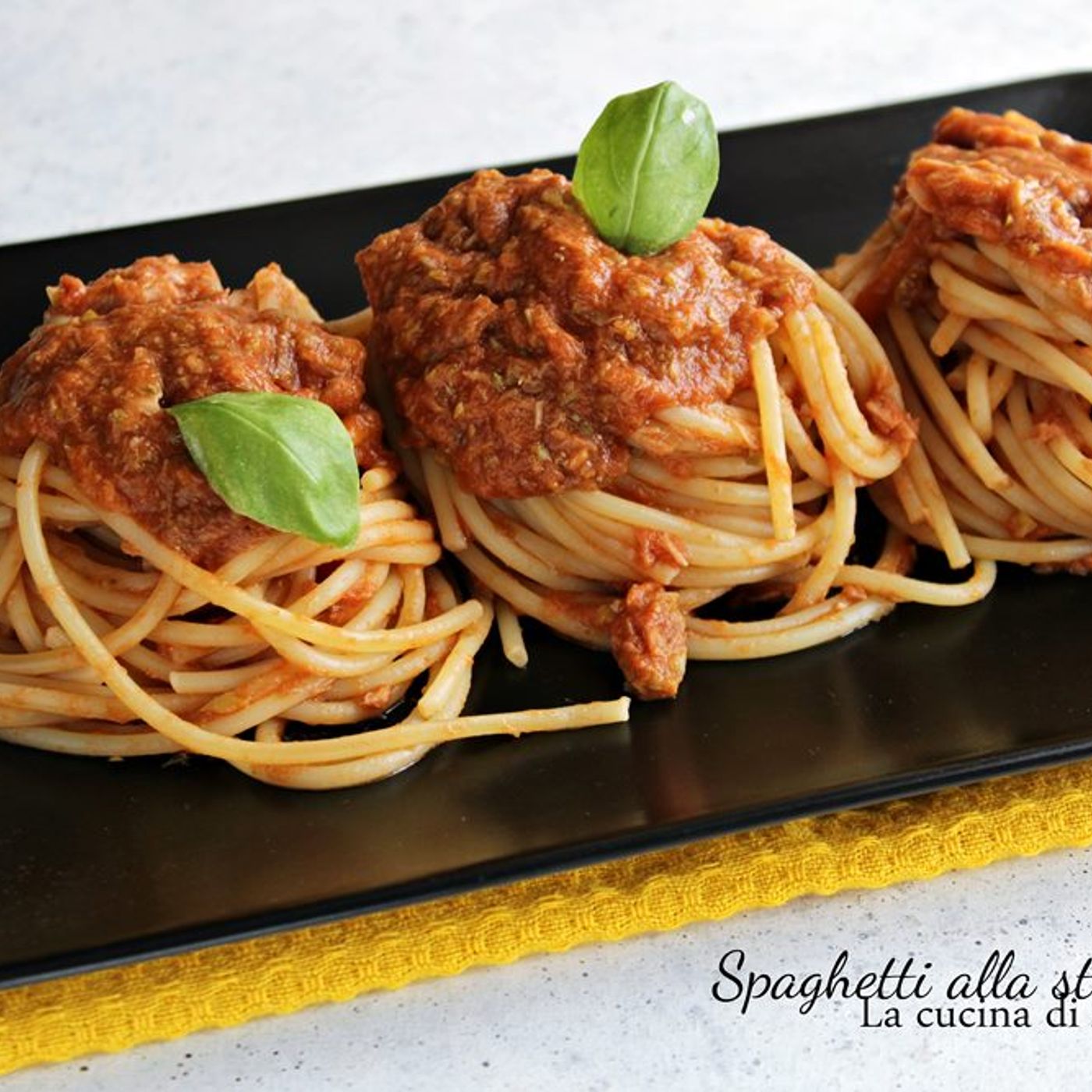 Spaghetti alla strombolana ricetta mediterranea con olive capperi e pomodori