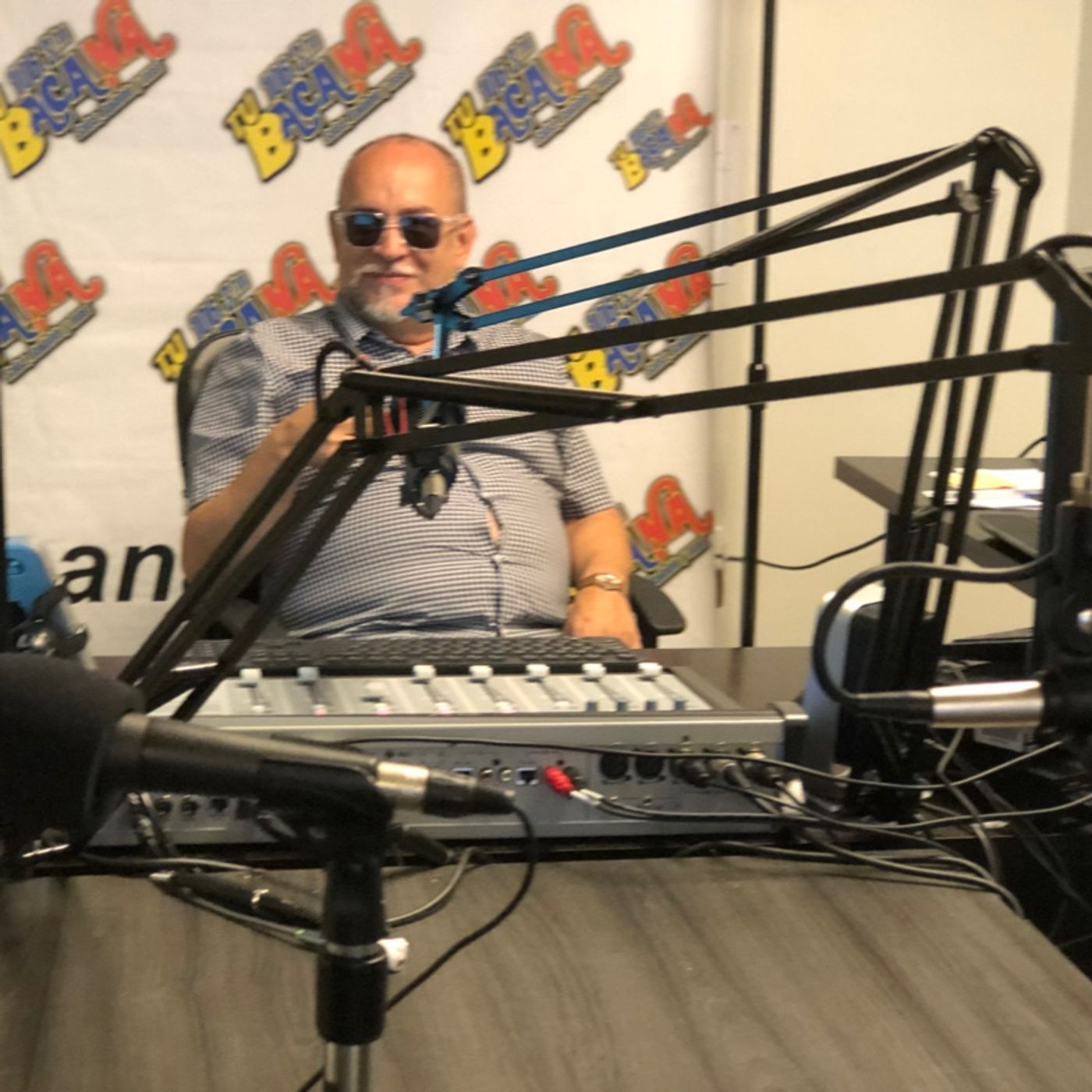 Luis E Reyes B\'s shows   UniRadioTv.Live