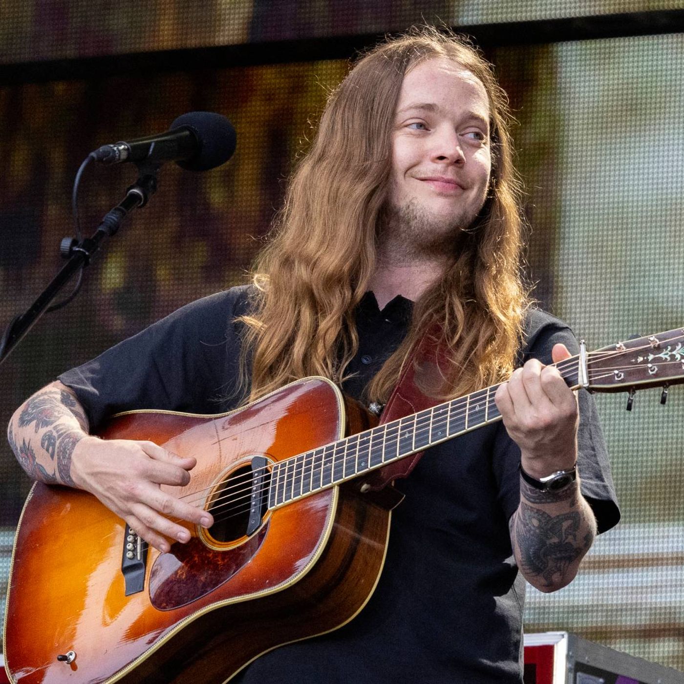 Billy Strings performs in protective headgear after being hit by object on stage