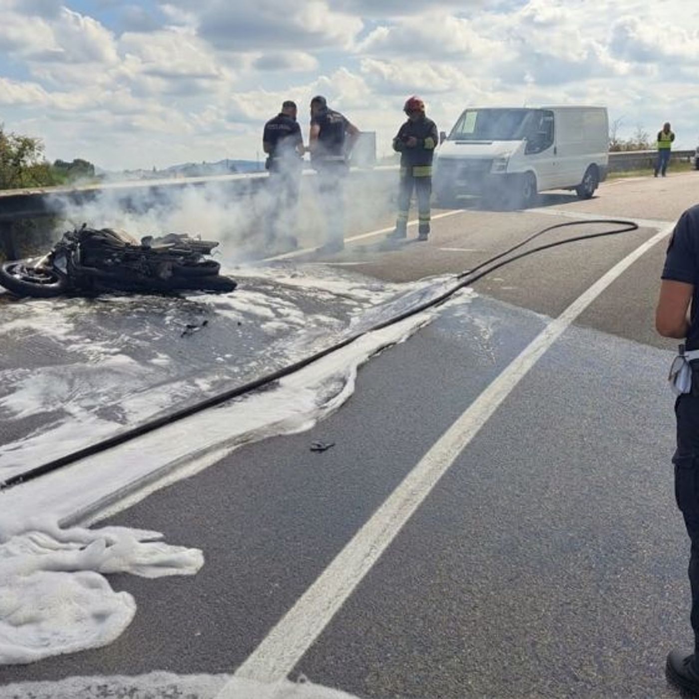 Moto sbanda sul cavalcavia, si schianta col furgone e prende fuoco: ferito 25enne episode artwork