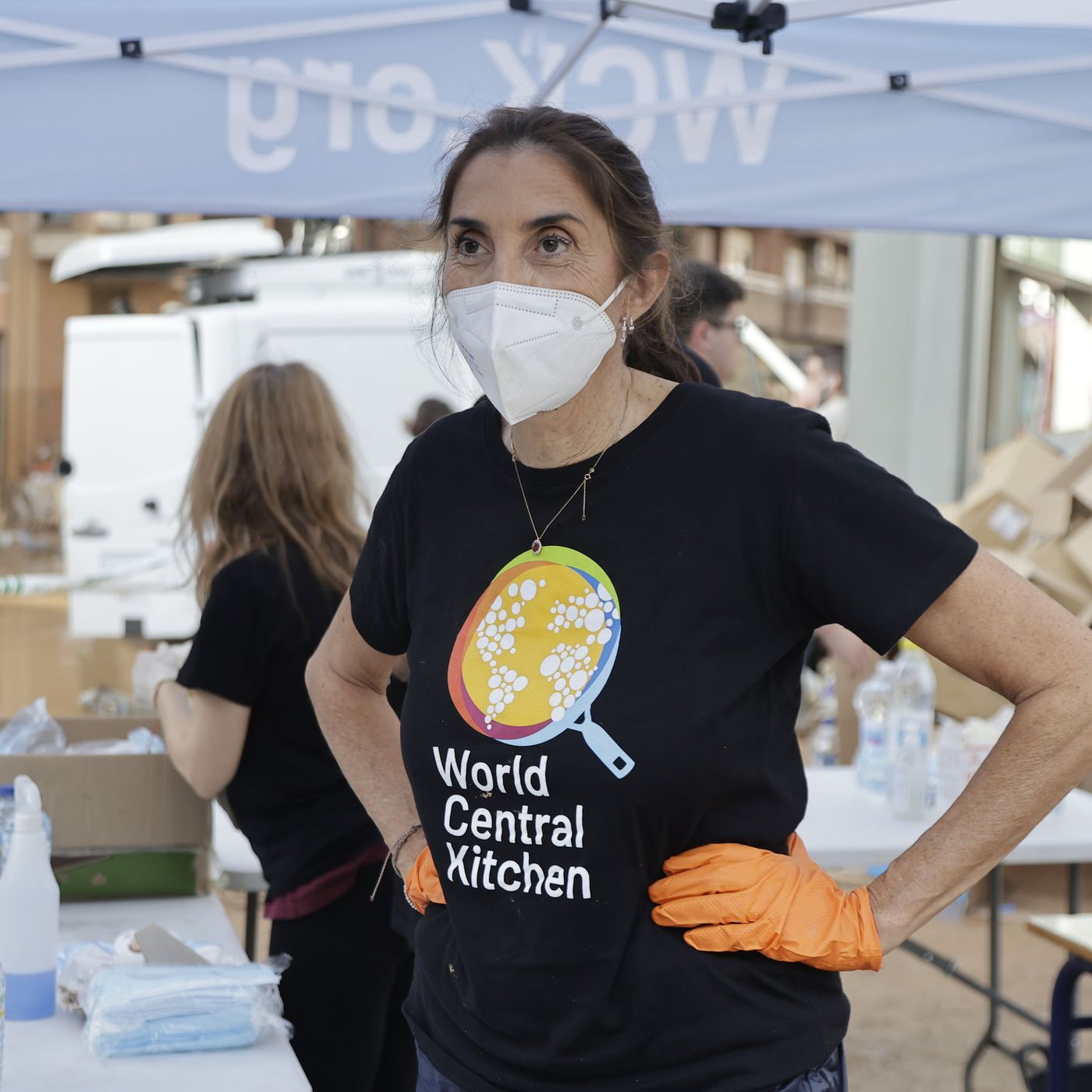 Crónica Rosa: ¿Ayuda o postureo? Crítica a los famosos que han ido a Valencia