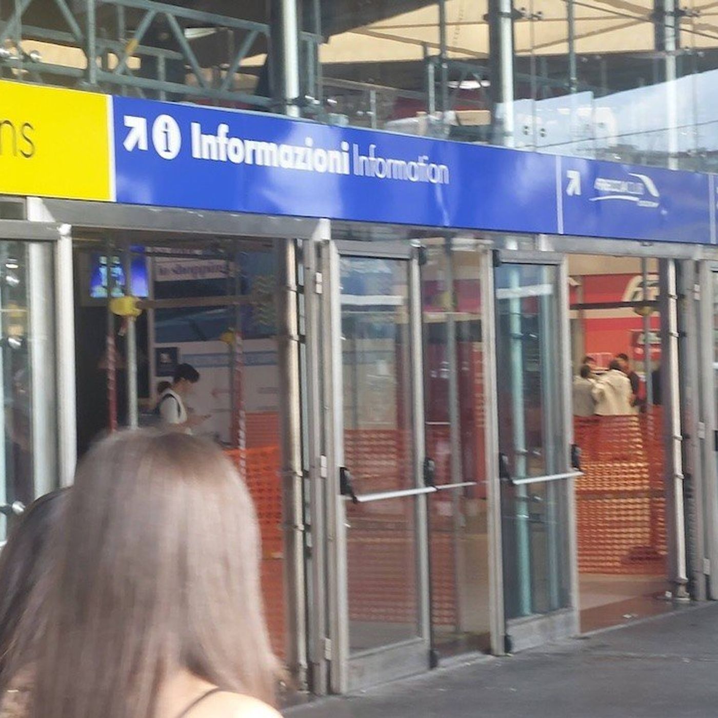 Napoli, orrore in Stazione: 16enne molestata, i parenti bloccano l'aggressore prima dell'arresto episode artwork
