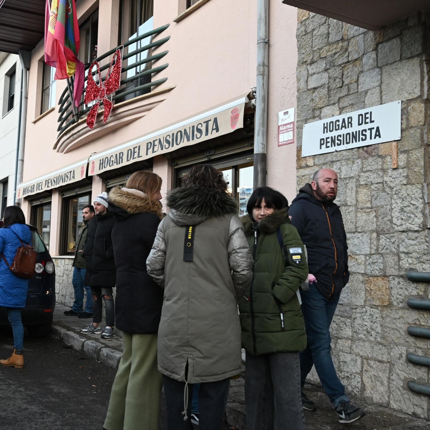 Las noticias de Herrero: Los miembros de la Comisión de Fiestas ceden sus décimos para que los vecinos cobren