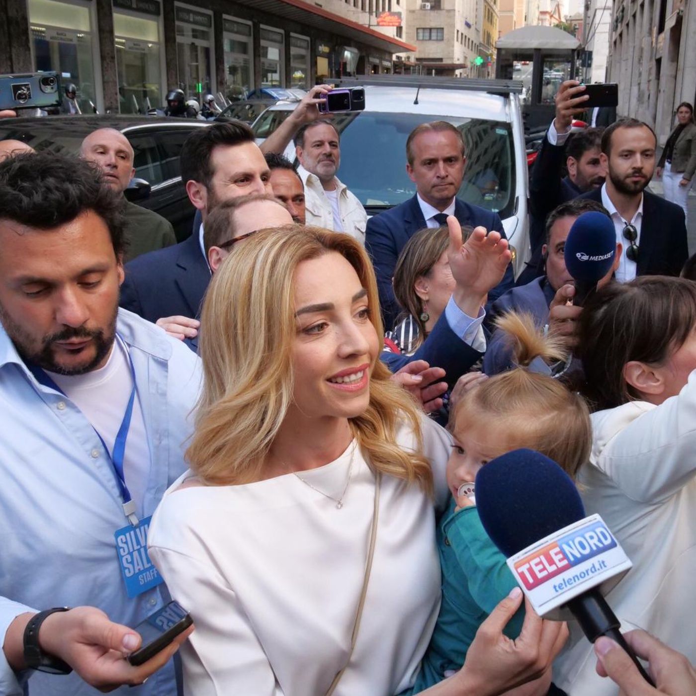Il centrosinistra vince a Genova e Ravenna al primo turno. Taranto e Matera vanno al ballottaggio | Il Corsivo di Martedì 27 Maggio 2025 episode artwork