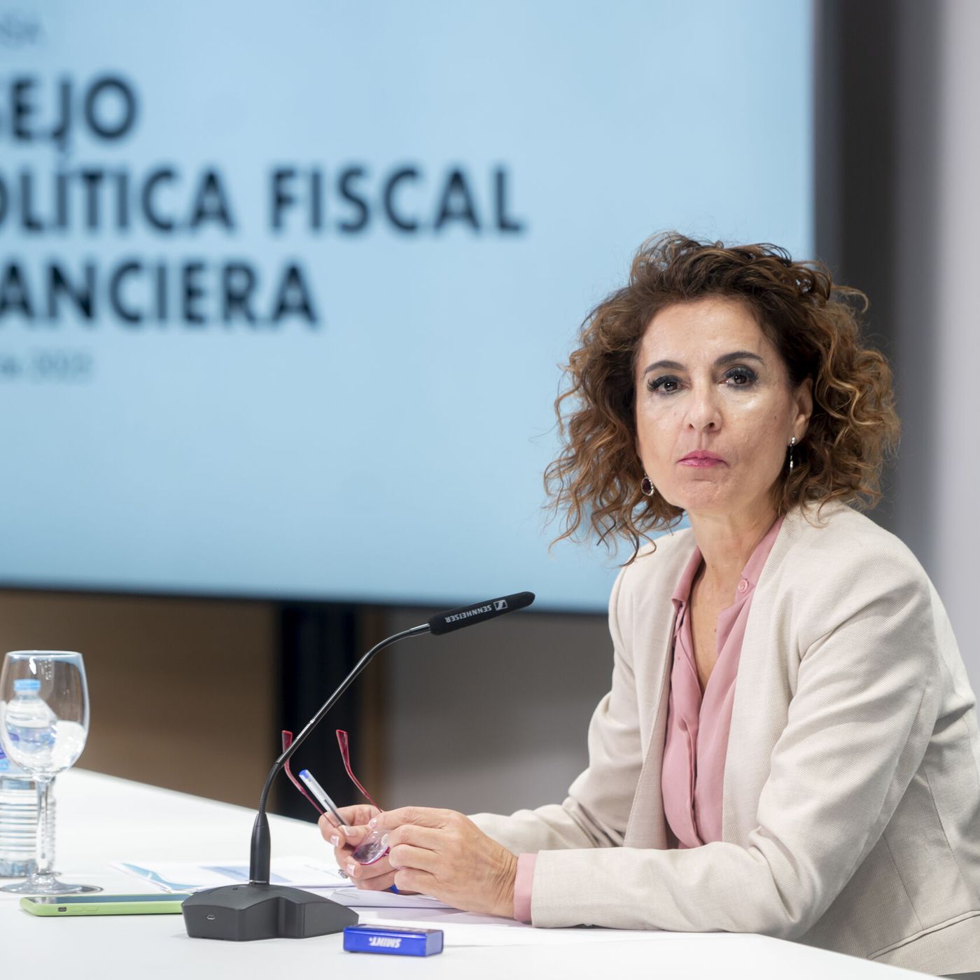 Prensa económica: Hacienda 'castigará' a las autonomías que bajen impuestos en su nueva cesión fiscal