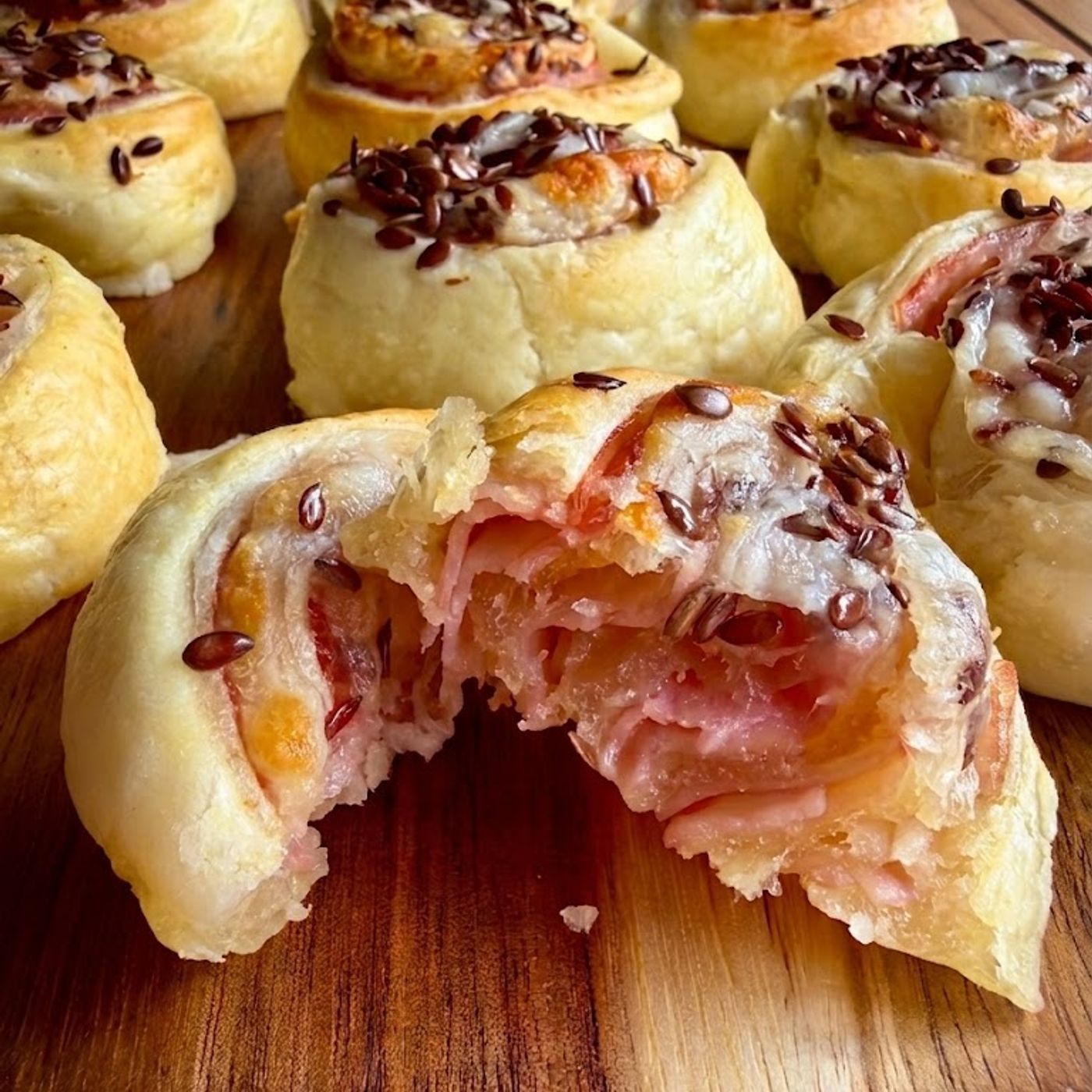 Girelle di sfoglia prosciutto e provolone: l’antipasto veloce e filante episode artwork