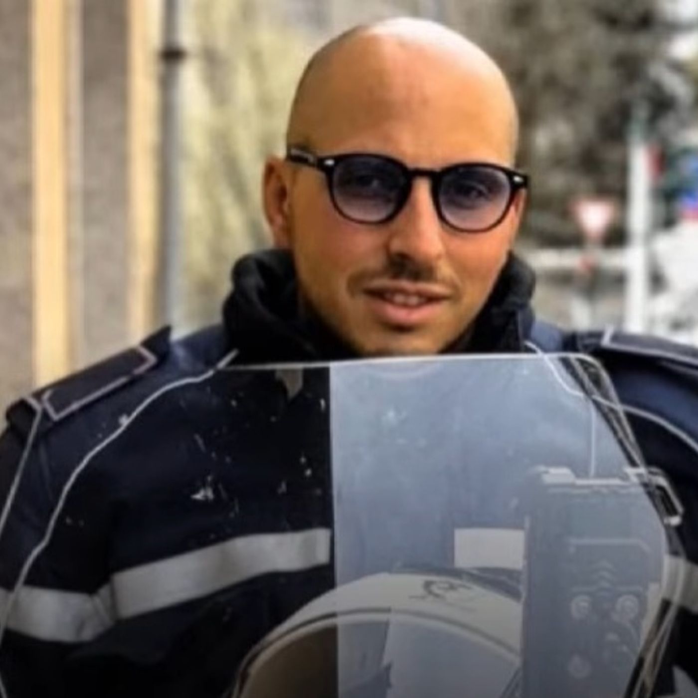 Milano, insegue un suv fuggitivo: muore agente della locale episode artwork