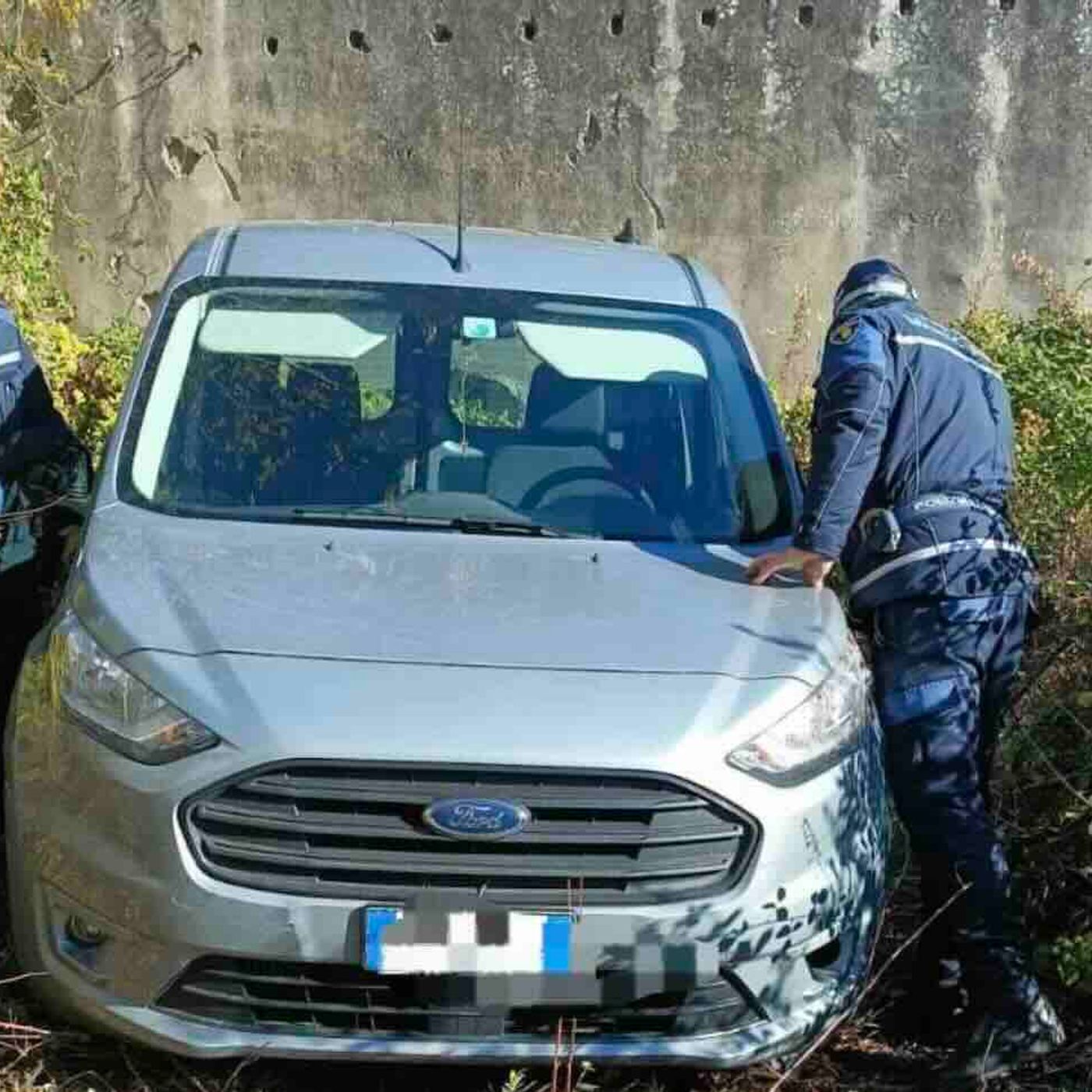 Giugliano, truffa auto rubate: caccia ai complici dei poliziotti corrotti episode artwork