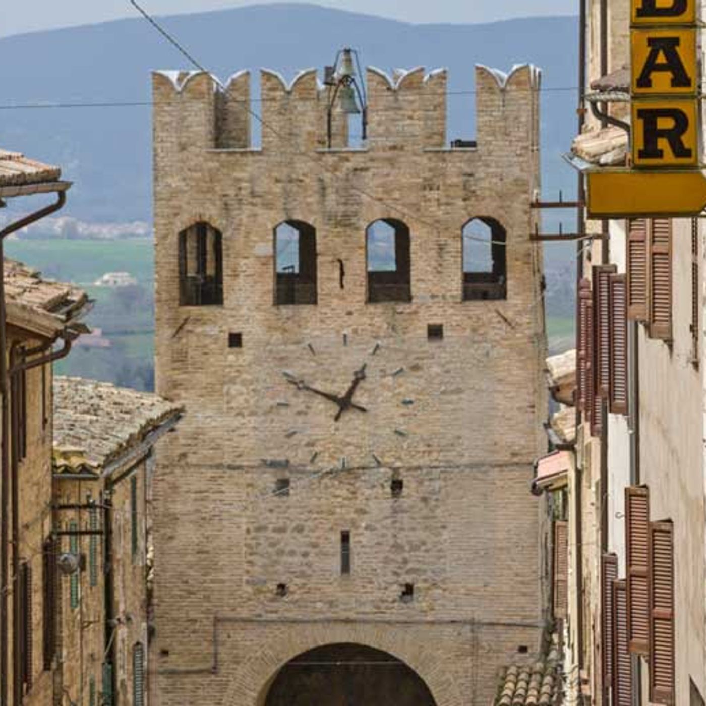 132 - Montefalco, la croce e l’aquila