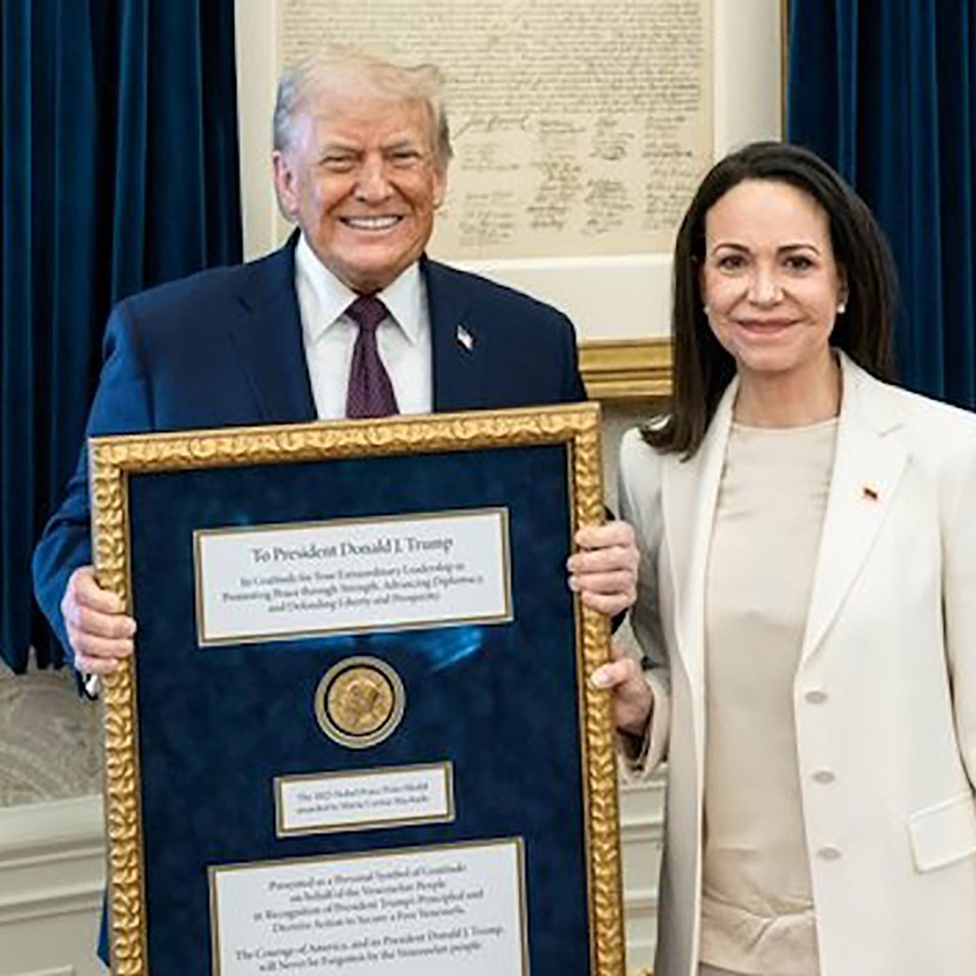 Noticias La Trinchera. Corina Machado entrega su medalla del Nobel a Trump tras su reunión