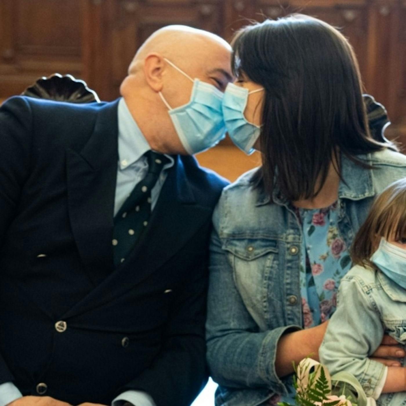 Coronavirus: i medici sposi, "un matrimonio in tempi di guerra" (di Paola Lo Mele) episode artwork