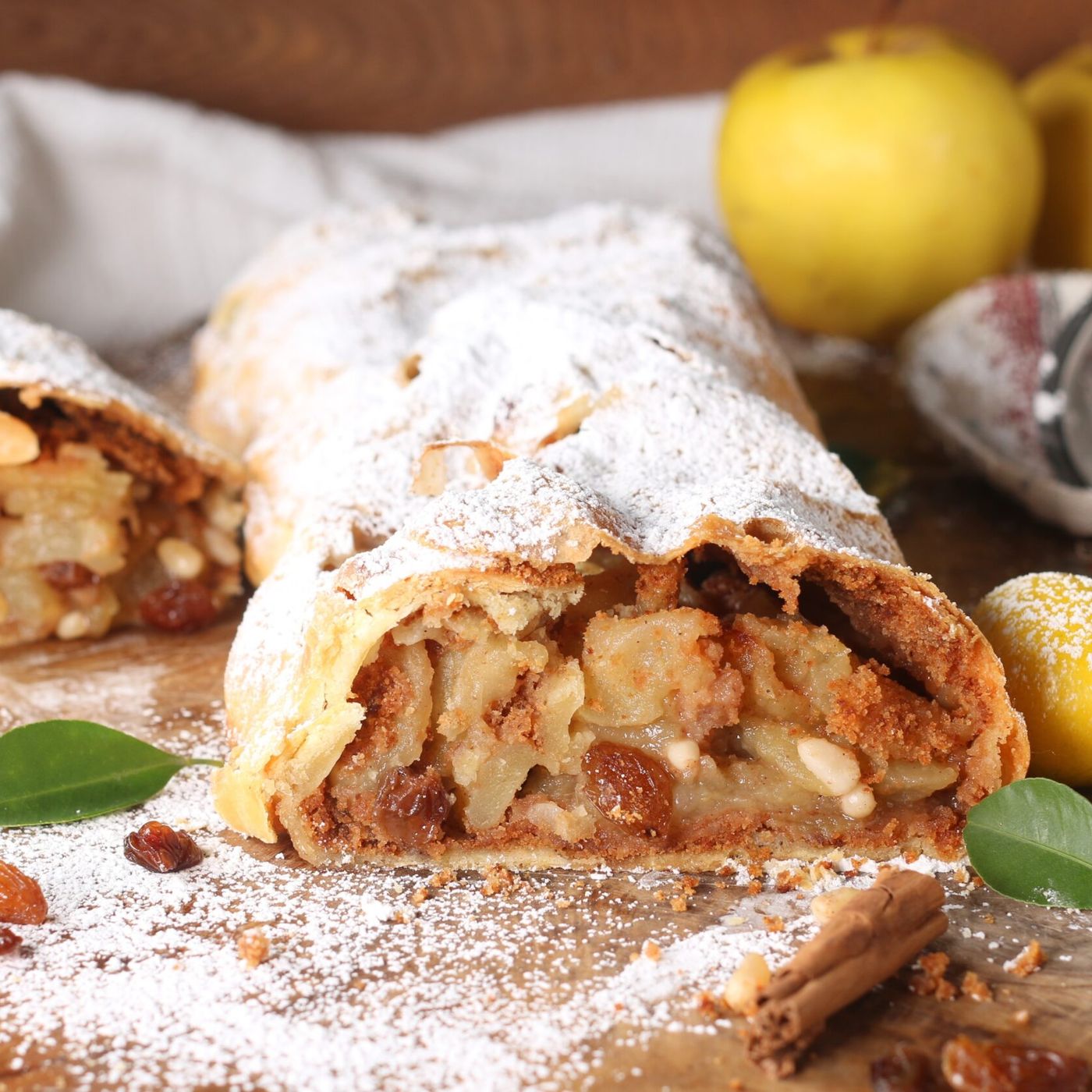 Strudel di mele tradizionale: la ricetta con la pasta matta sottile ed elastica episode artwork