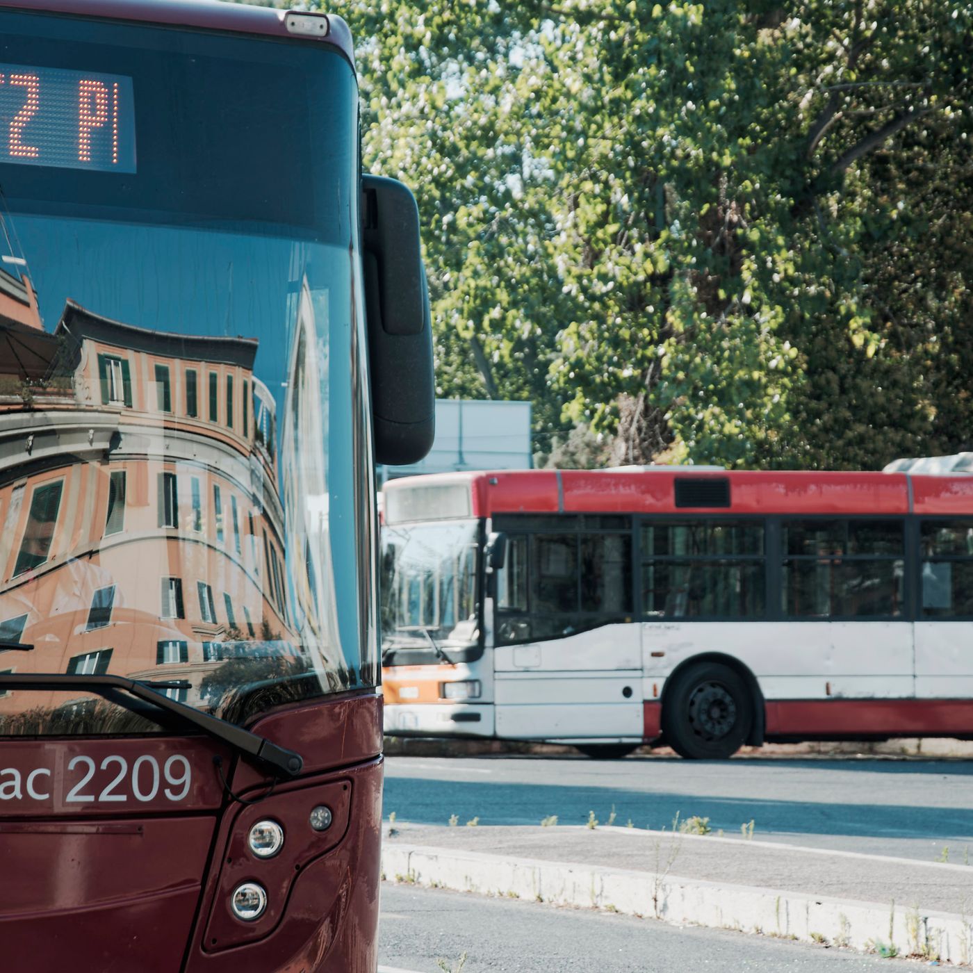 #853 Roma punta sulla mobilità in un clic, mentre crescono cliniche di chirurgia estetica low cost, ora anche per soli cinesi e altre storie episode artwork
