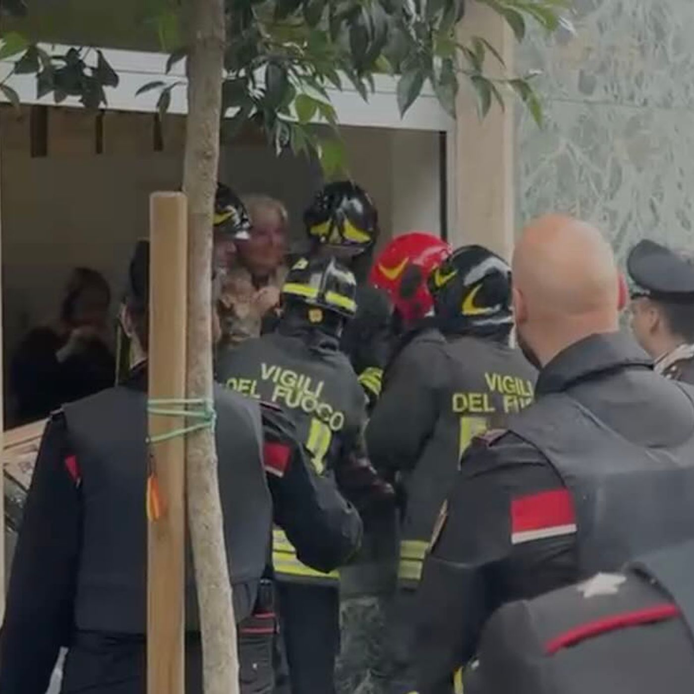 Napoli, ostaggi liberati alla Credit Agricole, l’incubo è finito: sul posto anche il Procuratore Gratteri episode artwork