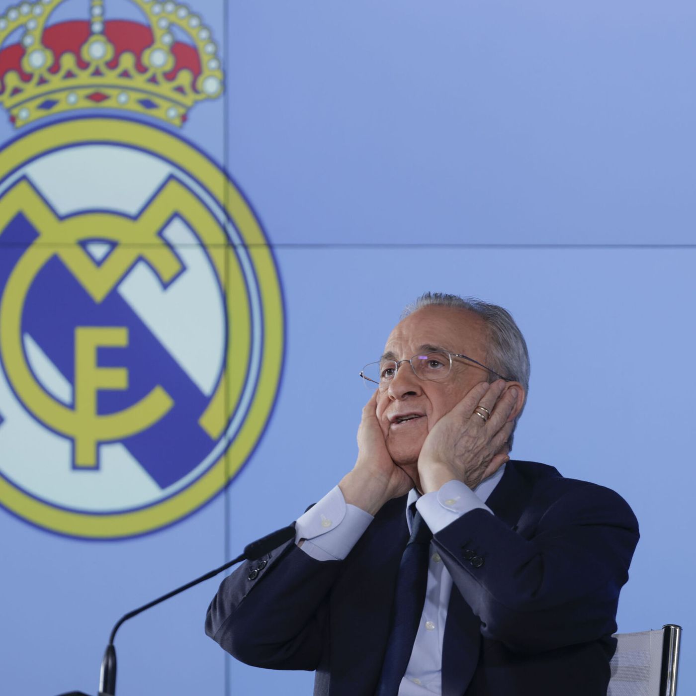 La República de los Tonnntos: Las "afirmaciones pintorescas" de Florentino en una "rueda de prensa surrealista"