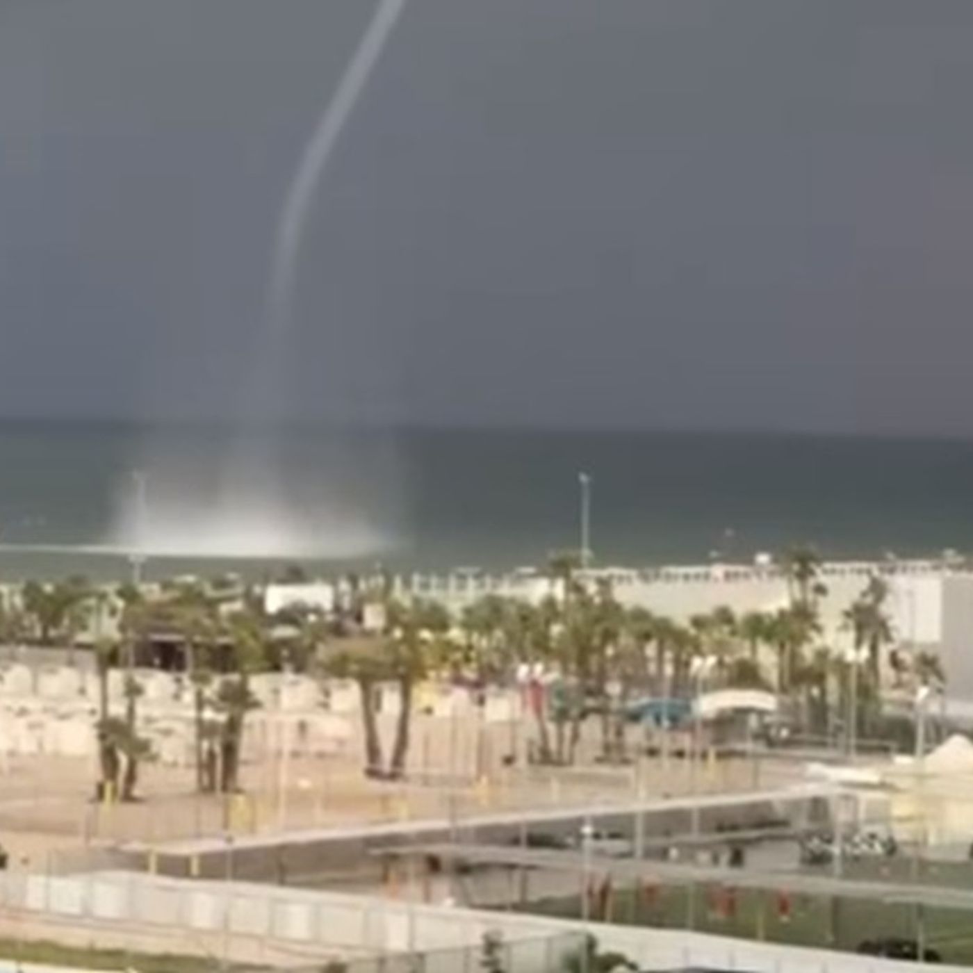 Tromba d’aria a Sottomarina. Lettini e ombrelloni spazzati via dalla spiaggia episode artwork